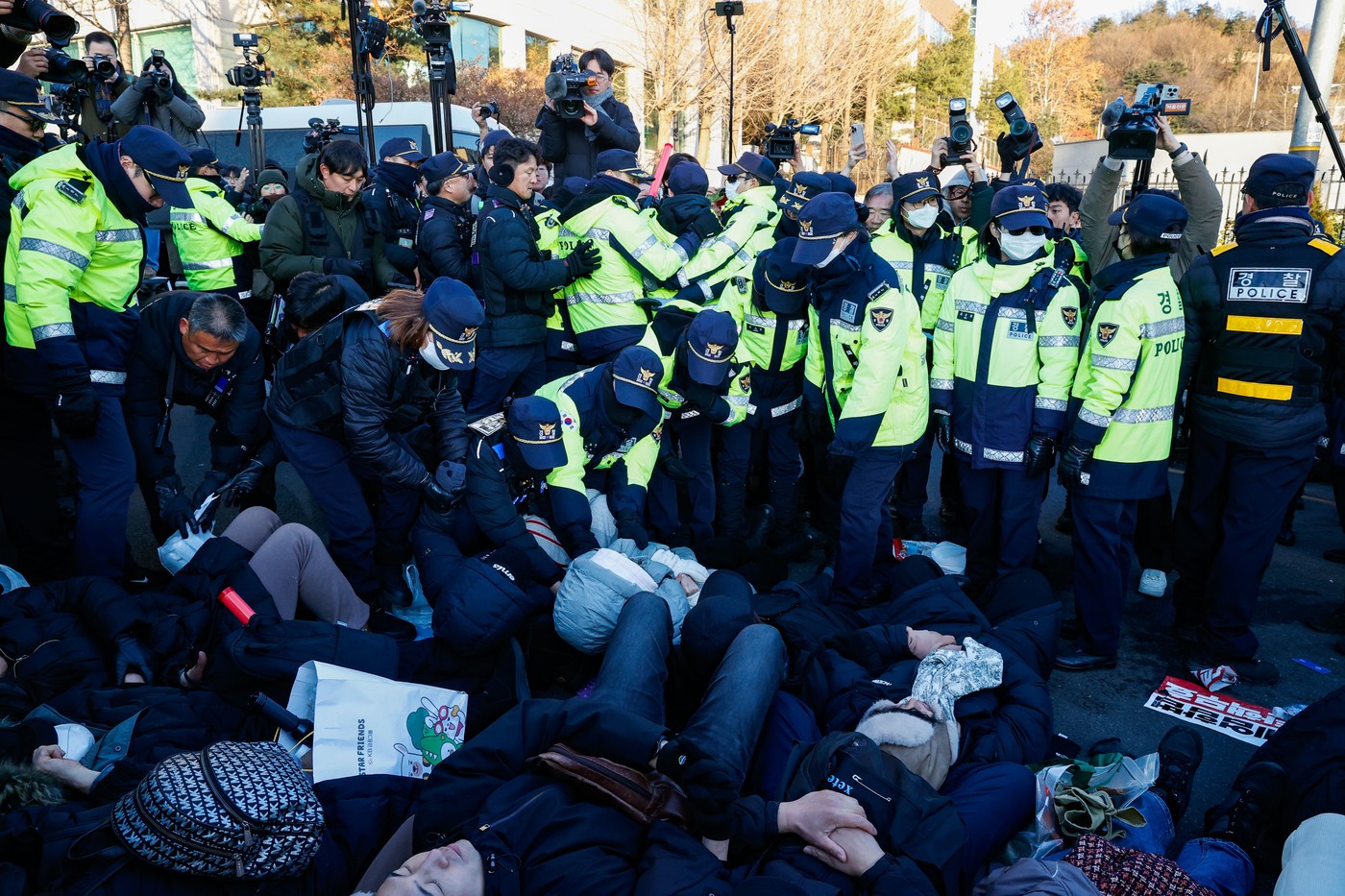 Pred stavbo se je zbralo več sto Junovih podpornikov (Foto: PROFIMEDIA)