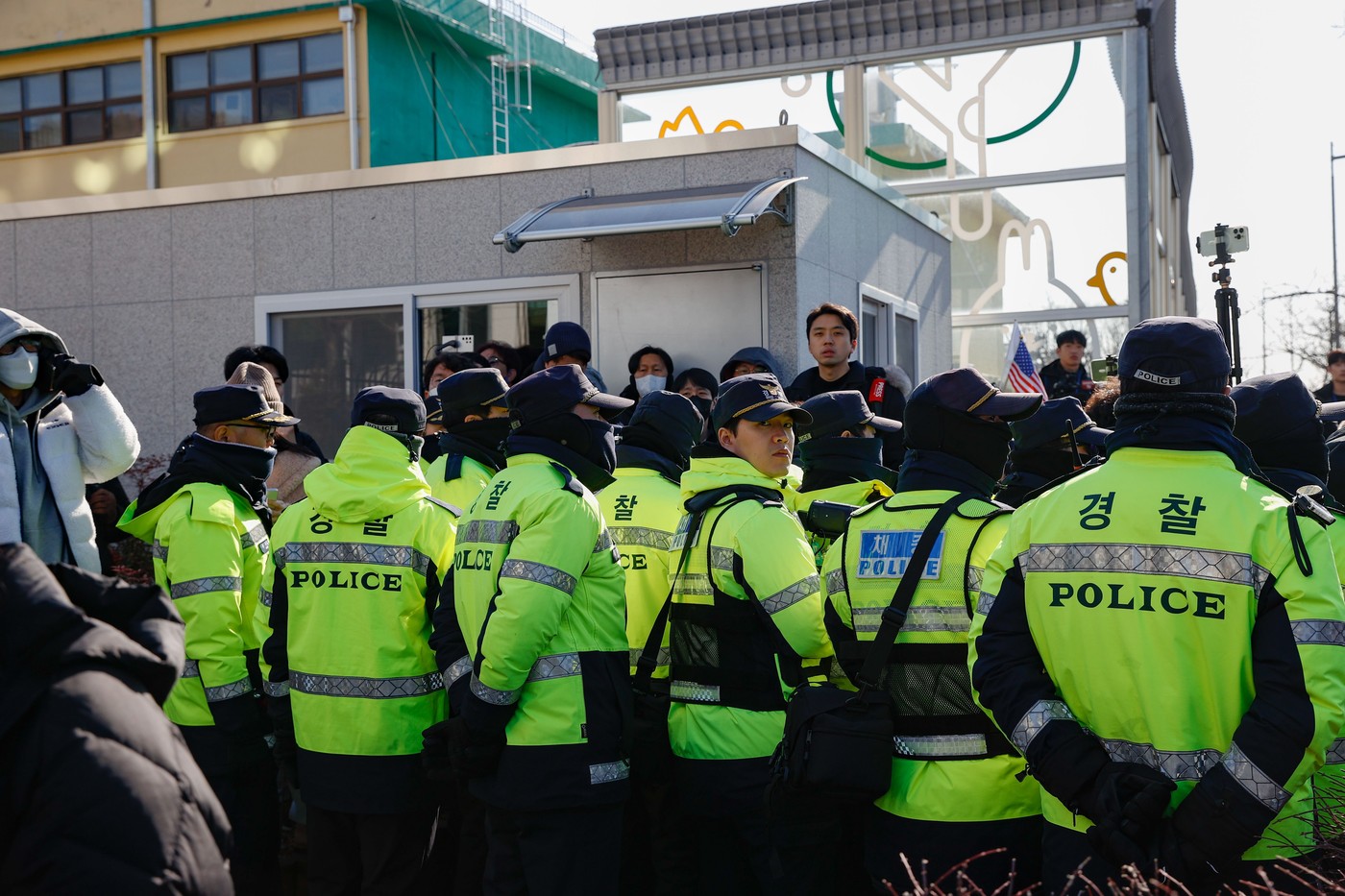 Pred stavbo se je zbralo več sto Junovih podpornikov (Foto: PROFIMEDIA)