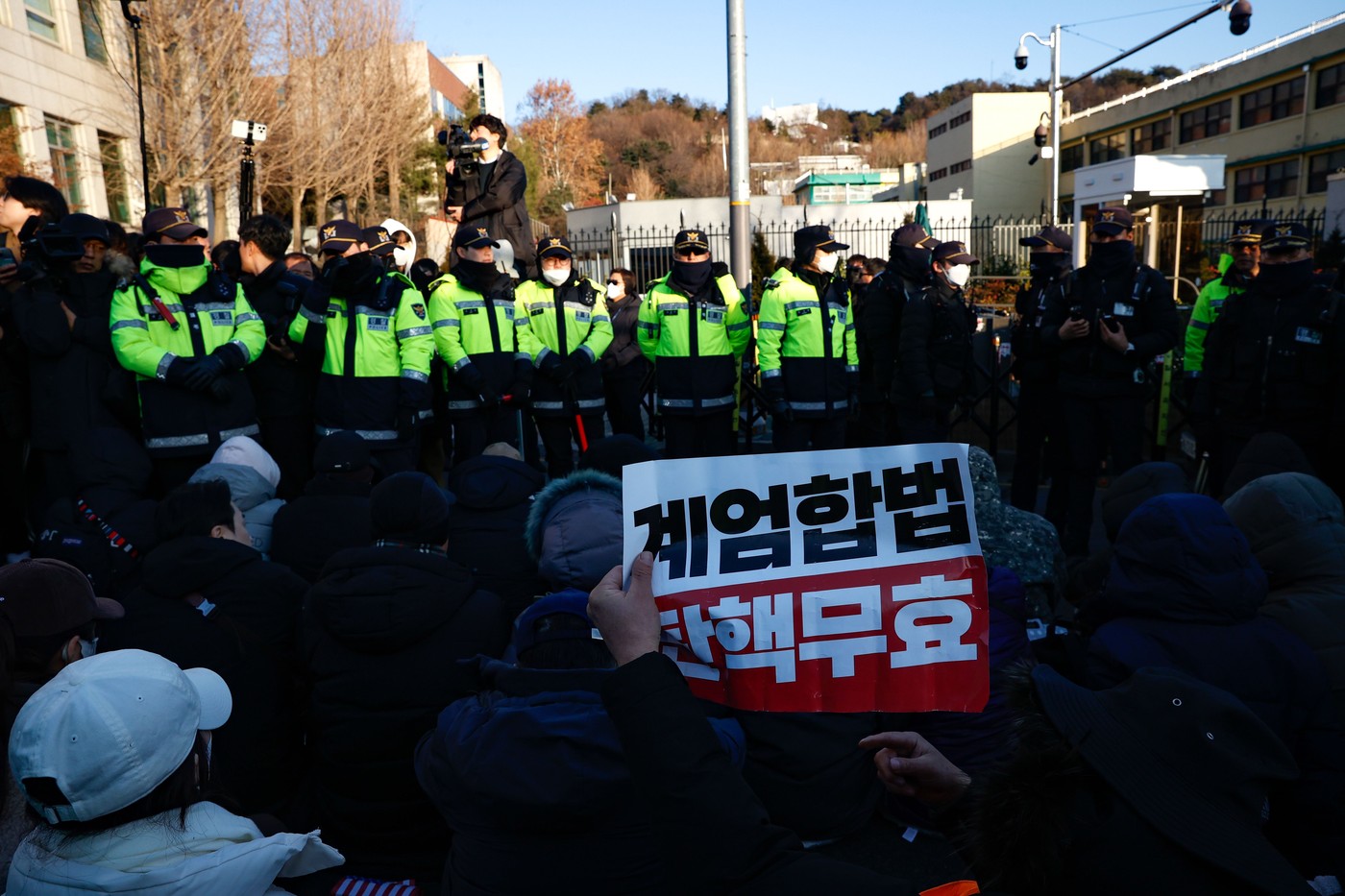 Pred stavbo se je zbralo več sto Junovih podpornikov (Foto: PROFIMEDIA)