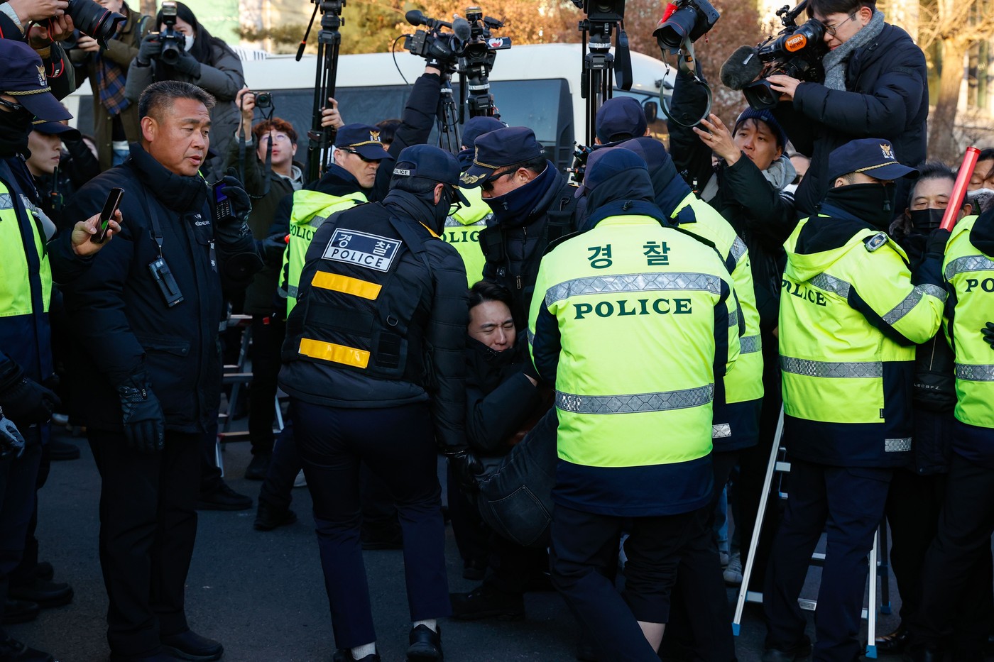 Pred stavbo se je zbralo več sto Junovih podpornikov (Foto: PROFIMEDIA)