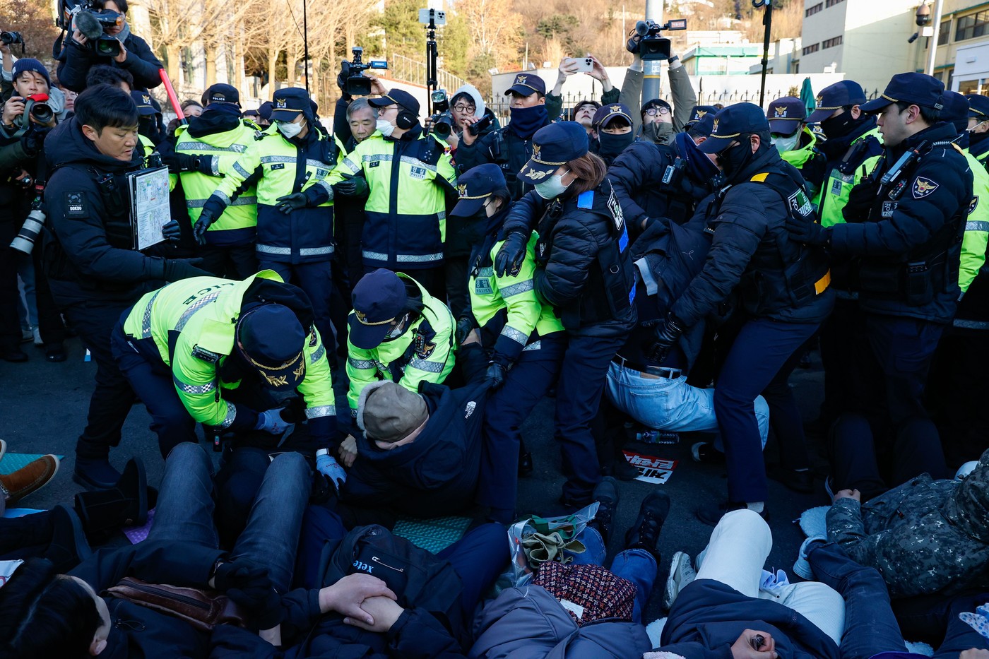 Pred stavbo se je zbralo več sto Junovih podpornikov (Foto: PROFIMEDIA)