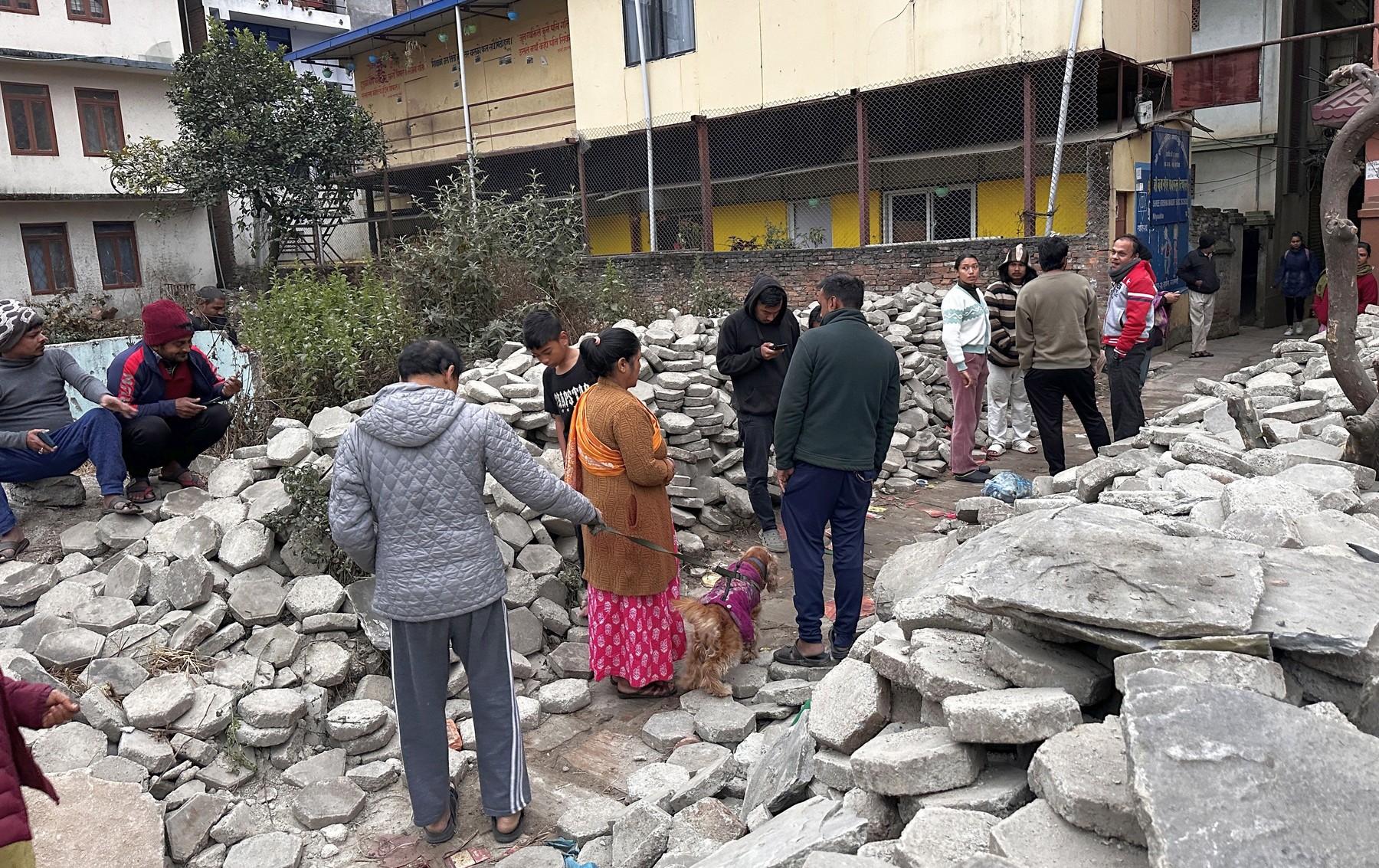 Ljudje v Nepalu so zapustili hiše po potresu na območju Dingri. (Foto: PROFIMEDIA)