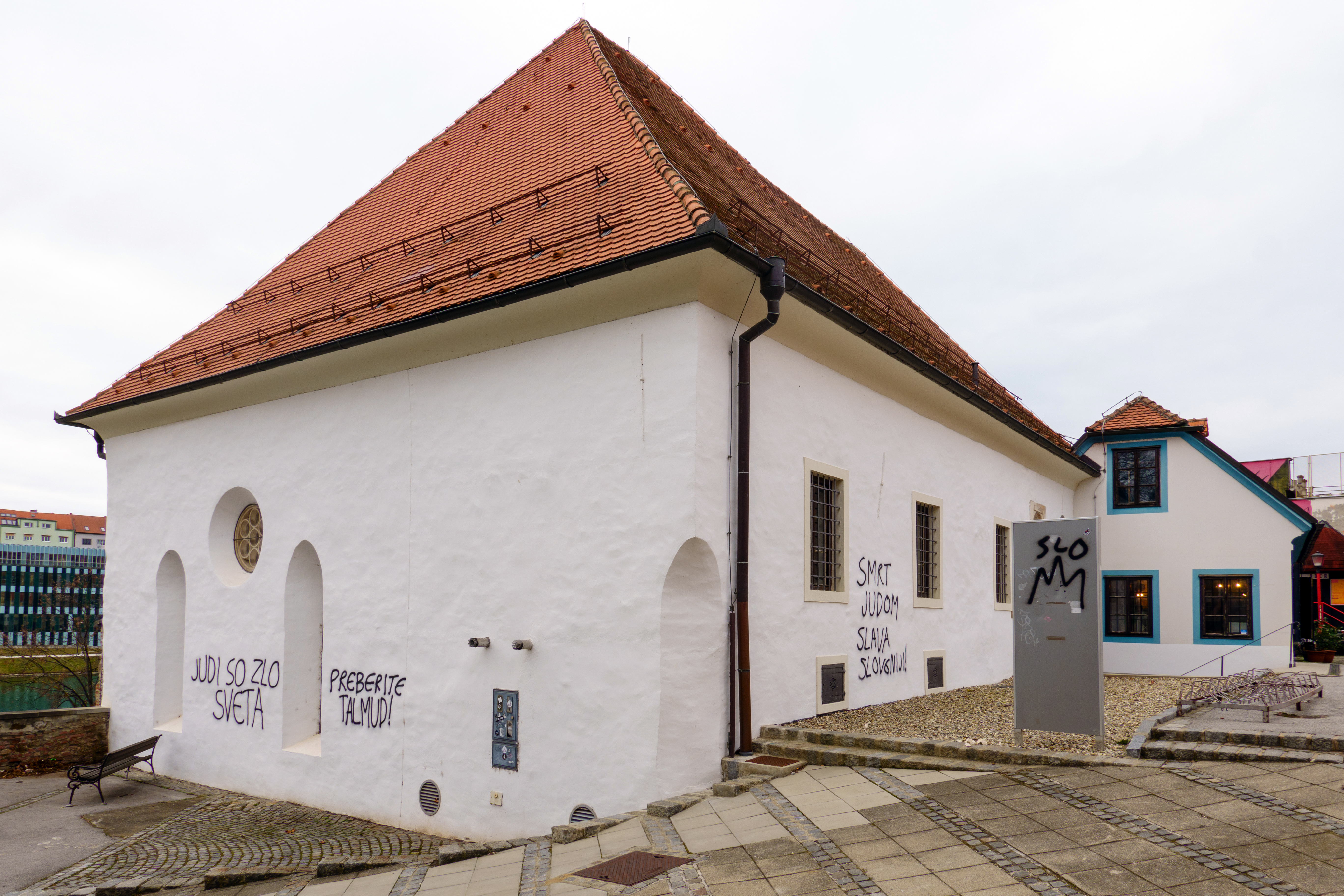 Grafiti na Mariborski sinagogi