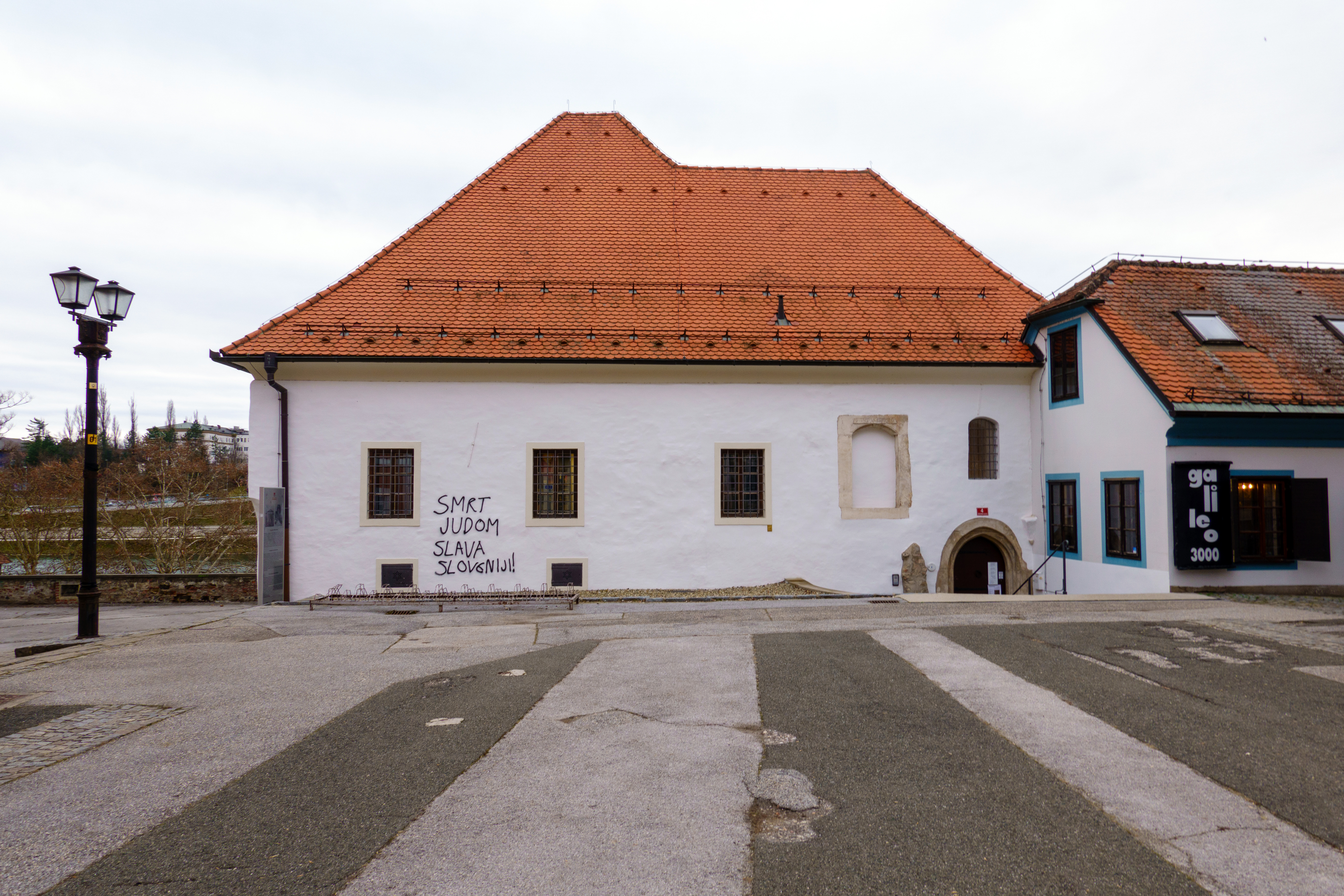 Grafiti na Mariborski sinagogi