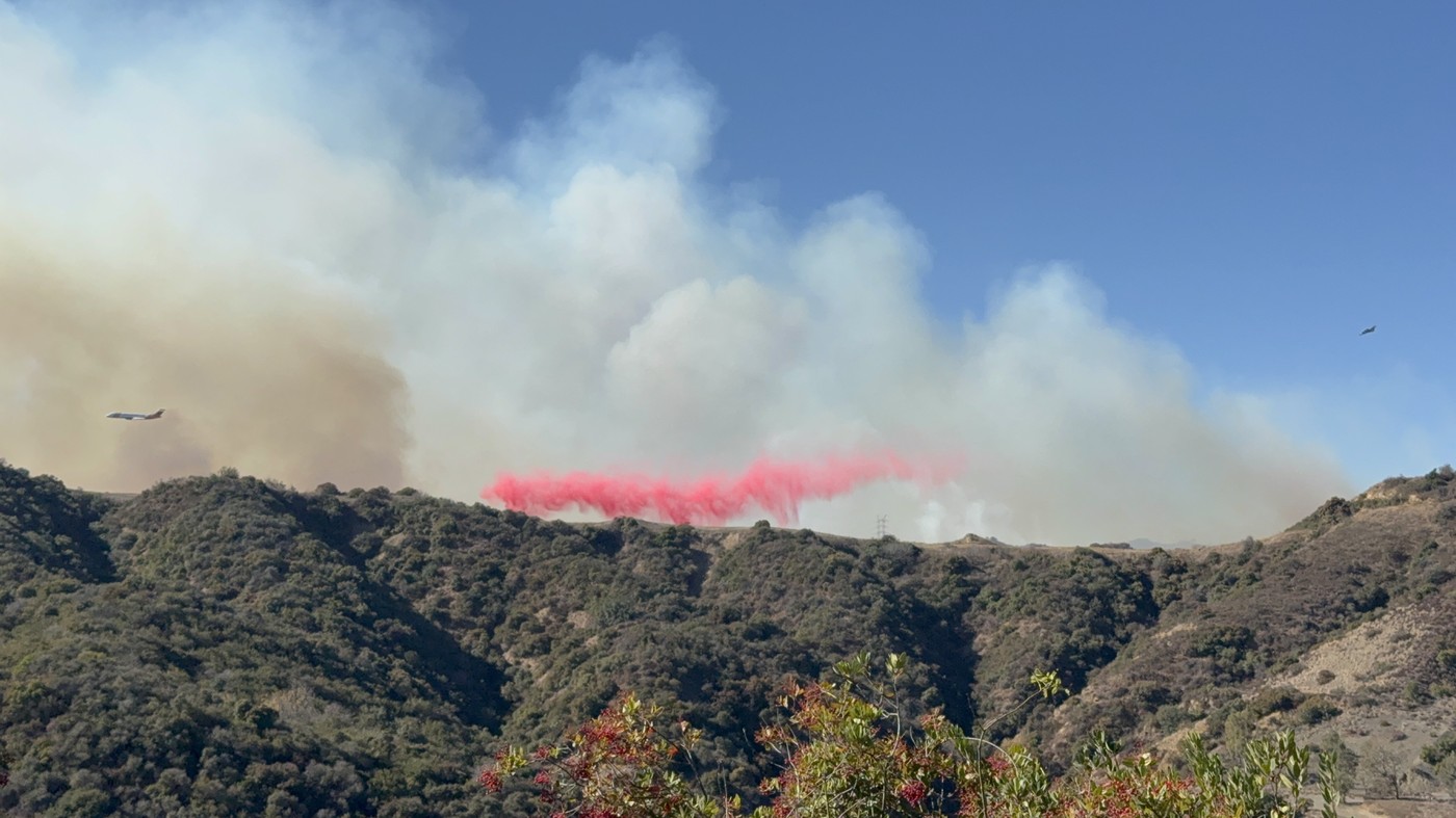 STILLS AND VIDEO : Fire Threatens Encino As Military Enforces Safety And Planes Drop Flame Retardant - 11 Jan 2025