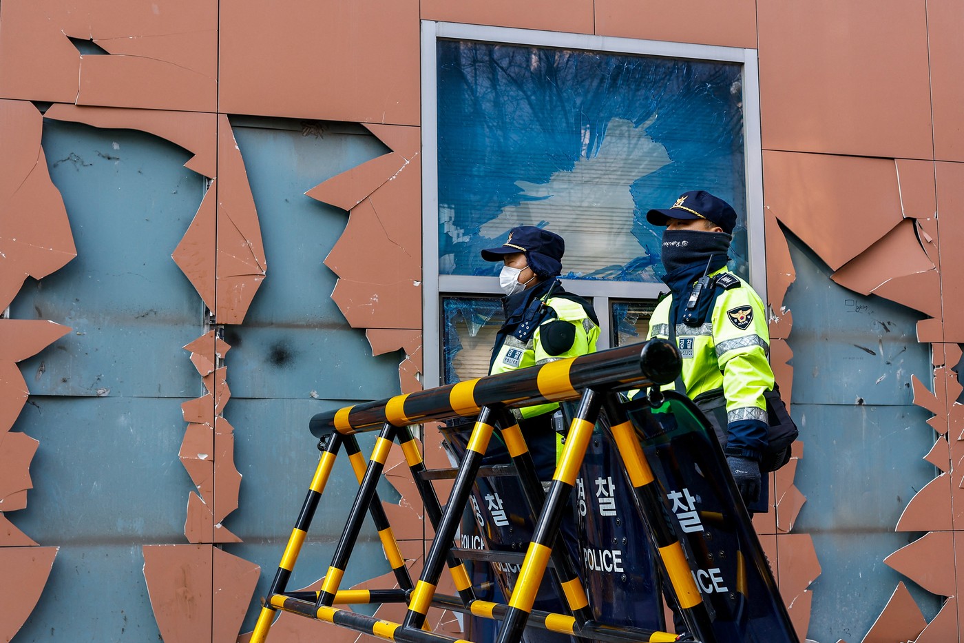 Policija varuje stavbo sodišča