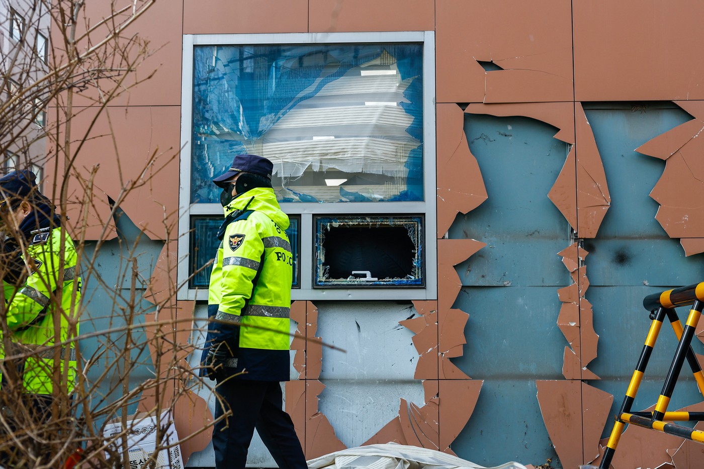 Policija varuje stavbo sodišča