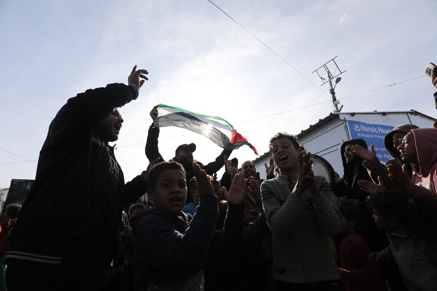 Veselje v begunskem taborišču Nuseirat v Gazi 19. januarja 2025