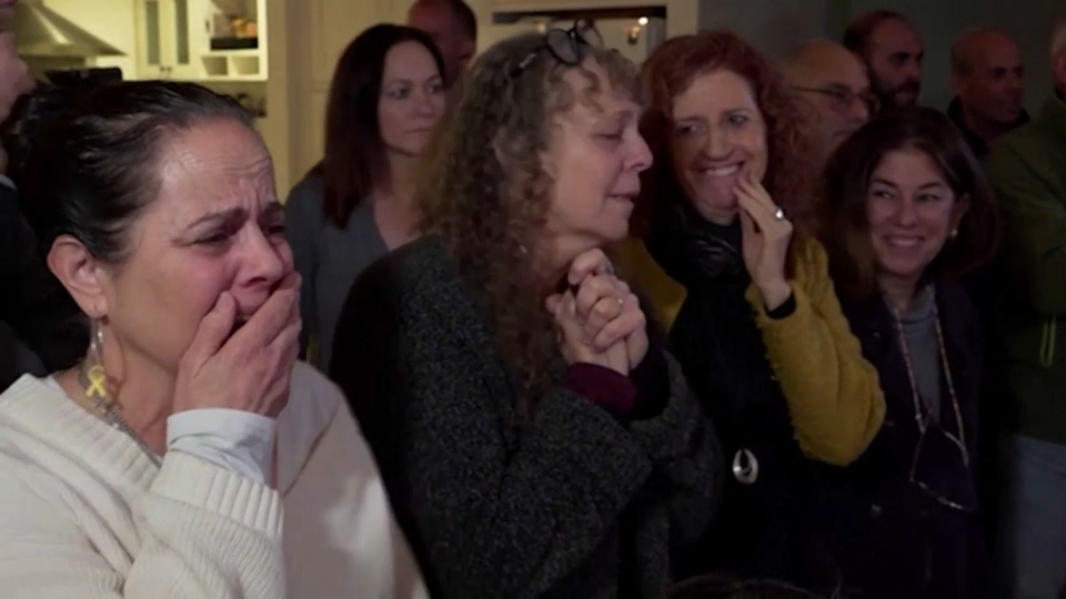 Svojci v pričakovanju izpuščenih izrelskih talk (Foto: Zajem zaslona/Channel 13 news/REUTERS)
