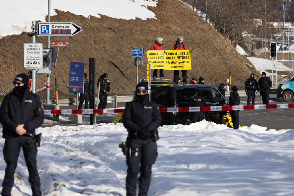 1737480303-DAVOS_tax-the-super-rich_Greenpeace-International-4-1024x683.jpg