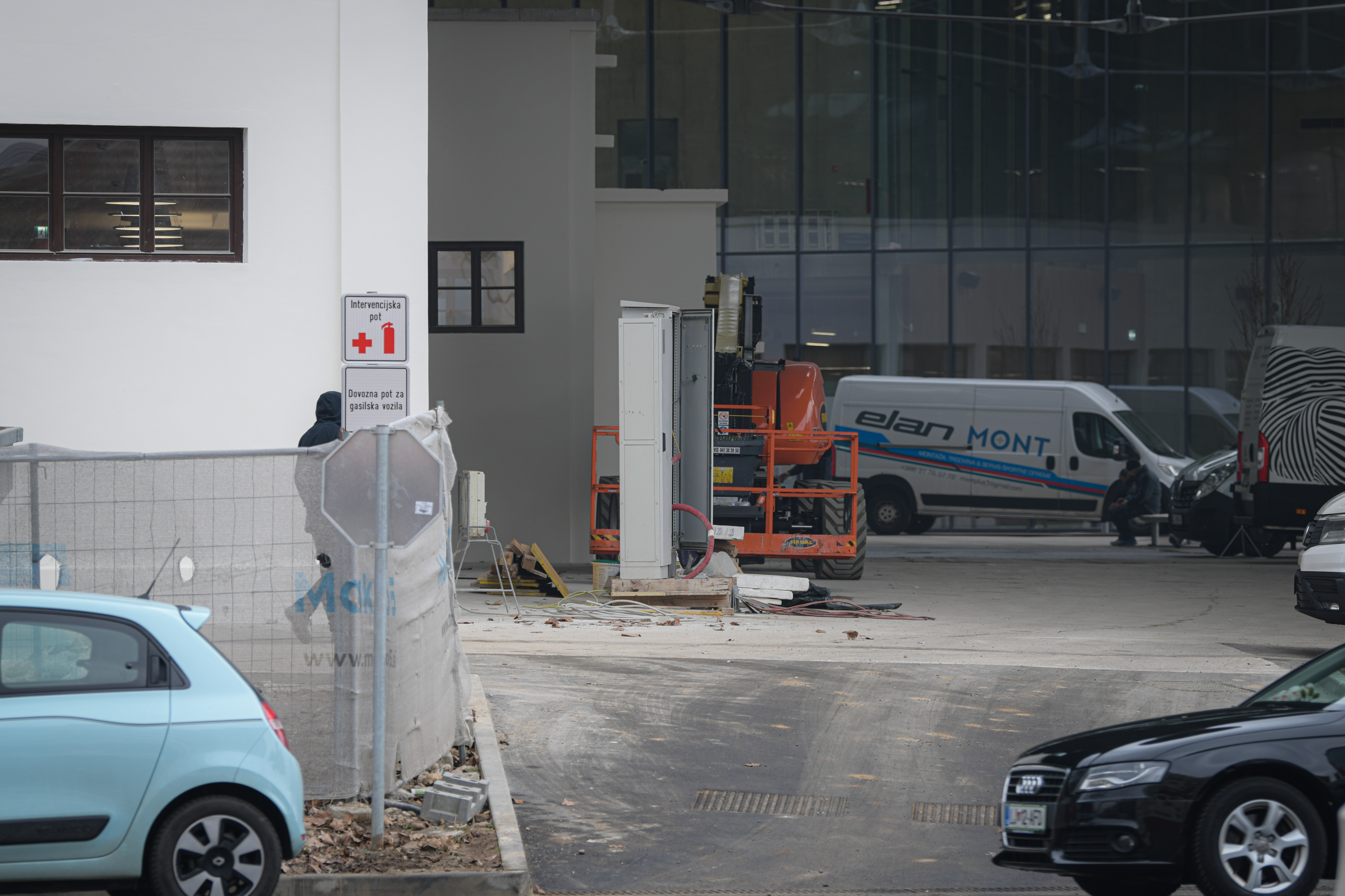 Električno omarico so prestavili pred športni center Ilirija (Foto: Jan Gregorc(N1)