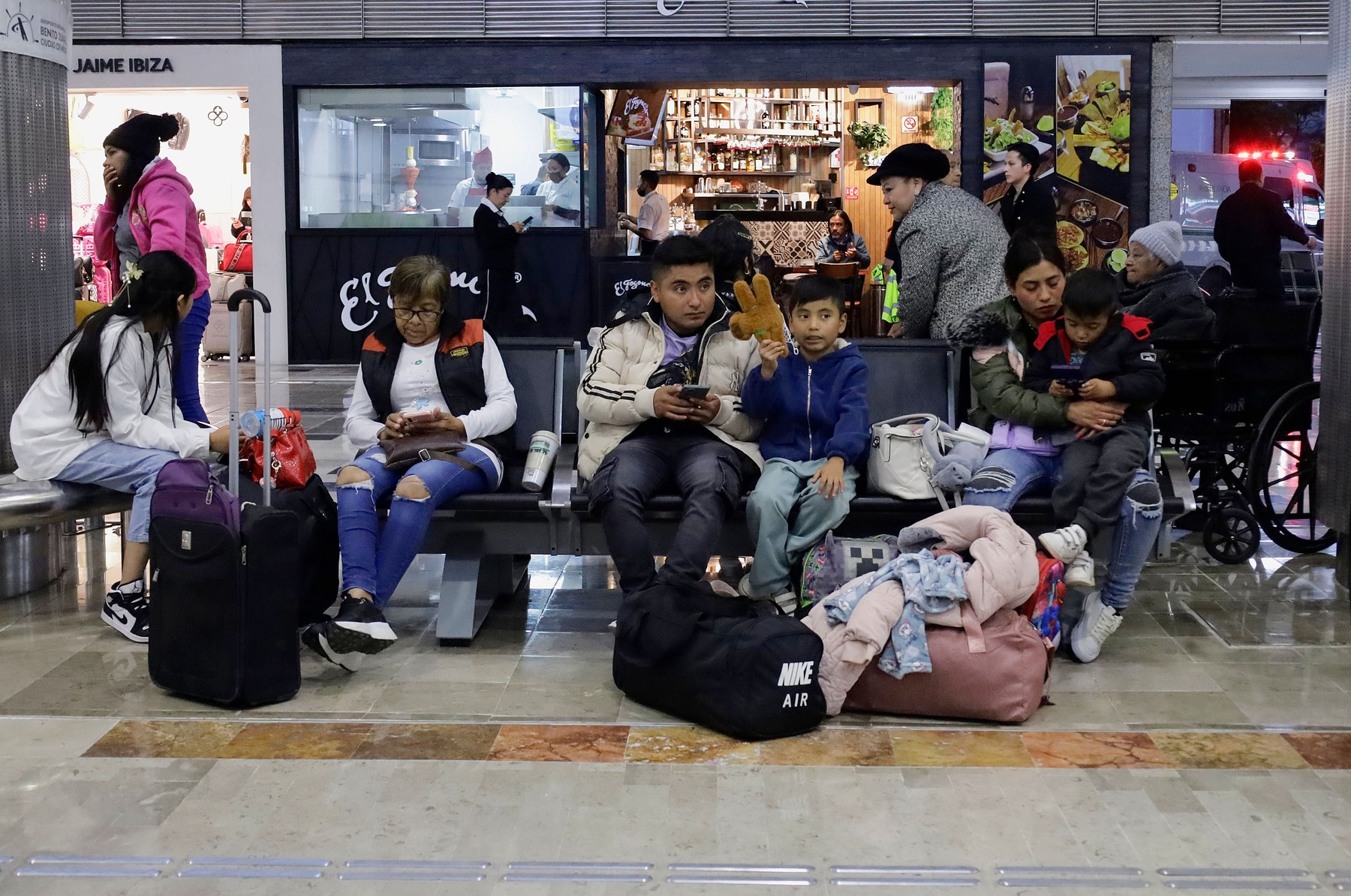 migranti, letališče