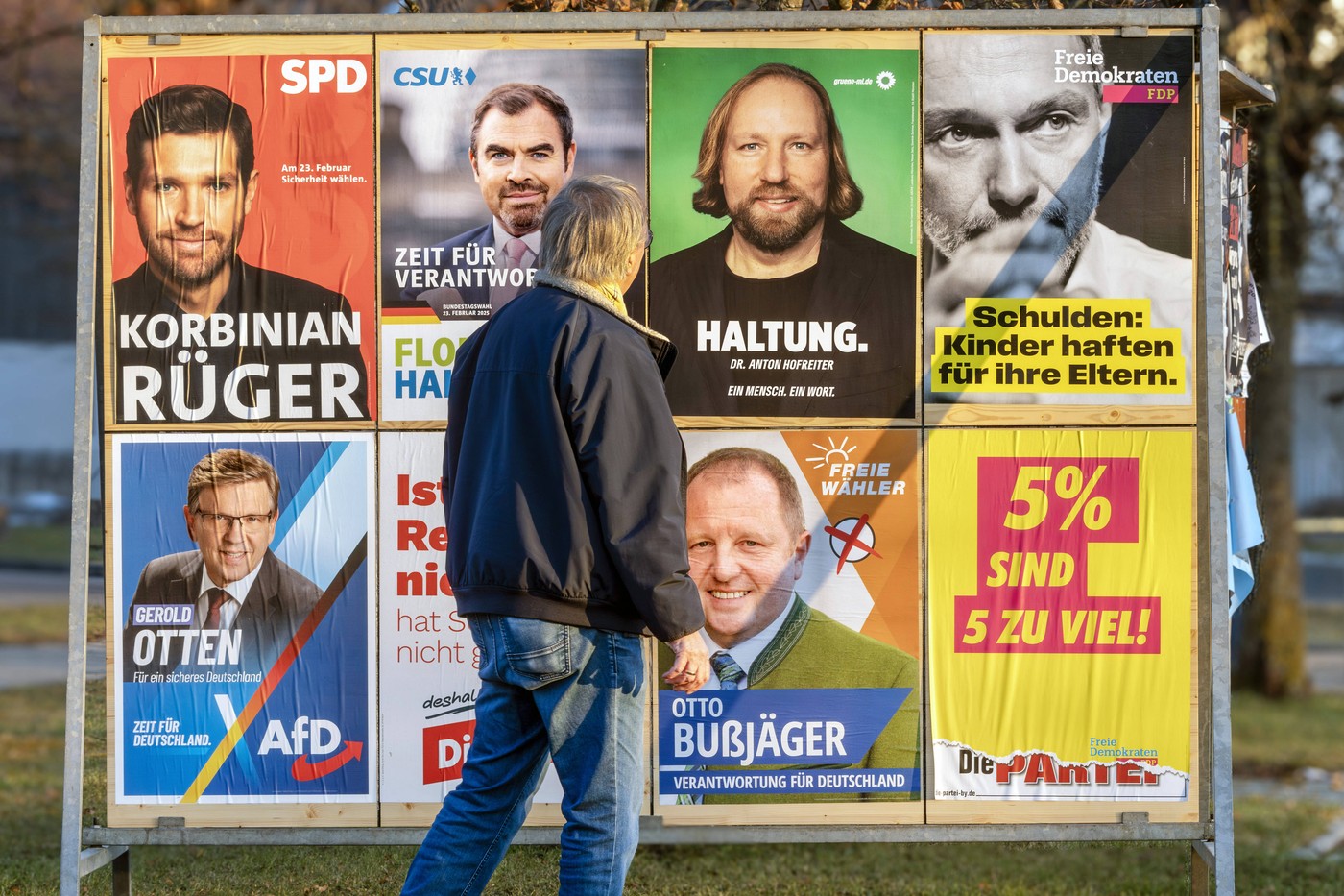 Wahlplakate zur Bundestagswahl, Plakatwand im Landkreis München, Putzbrunn, Januar 2025