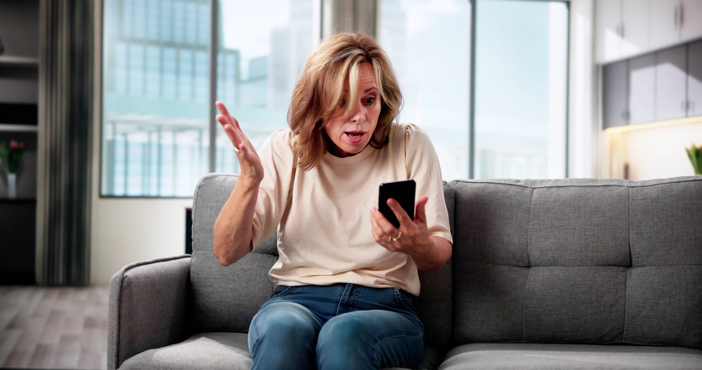 ženska, frustracija, mobilni telefon