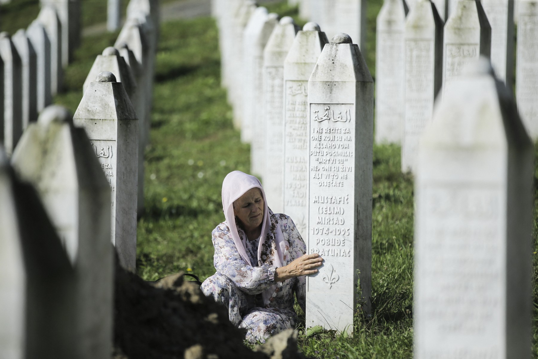srebrenica, genocid, potočari, bosna in hercegovina, žalujoča mati