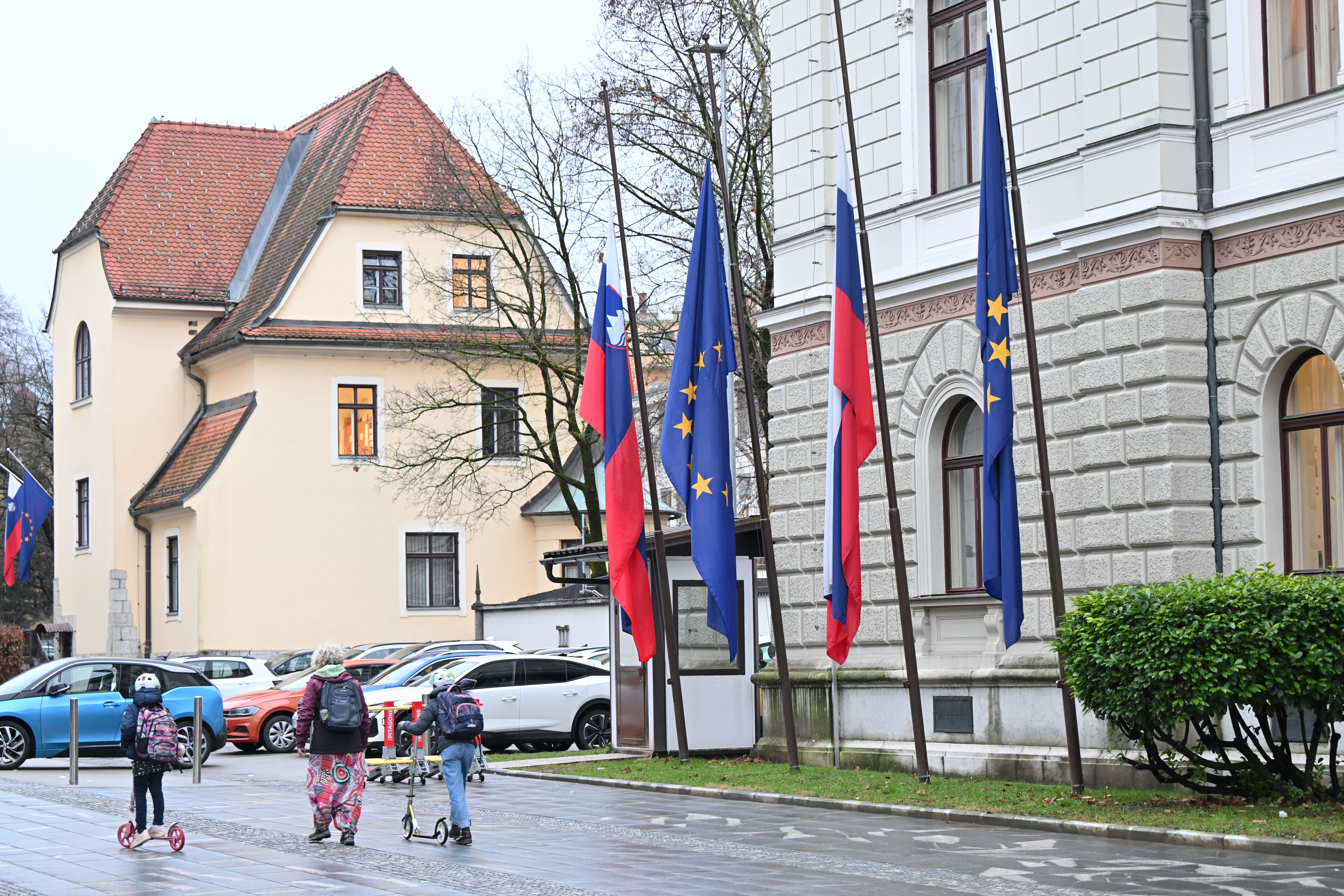 Zastave na poslopjih državnih ustanov so danes spuščene na pol droga. (Foto: Žiga Živulović jr./BOBO)