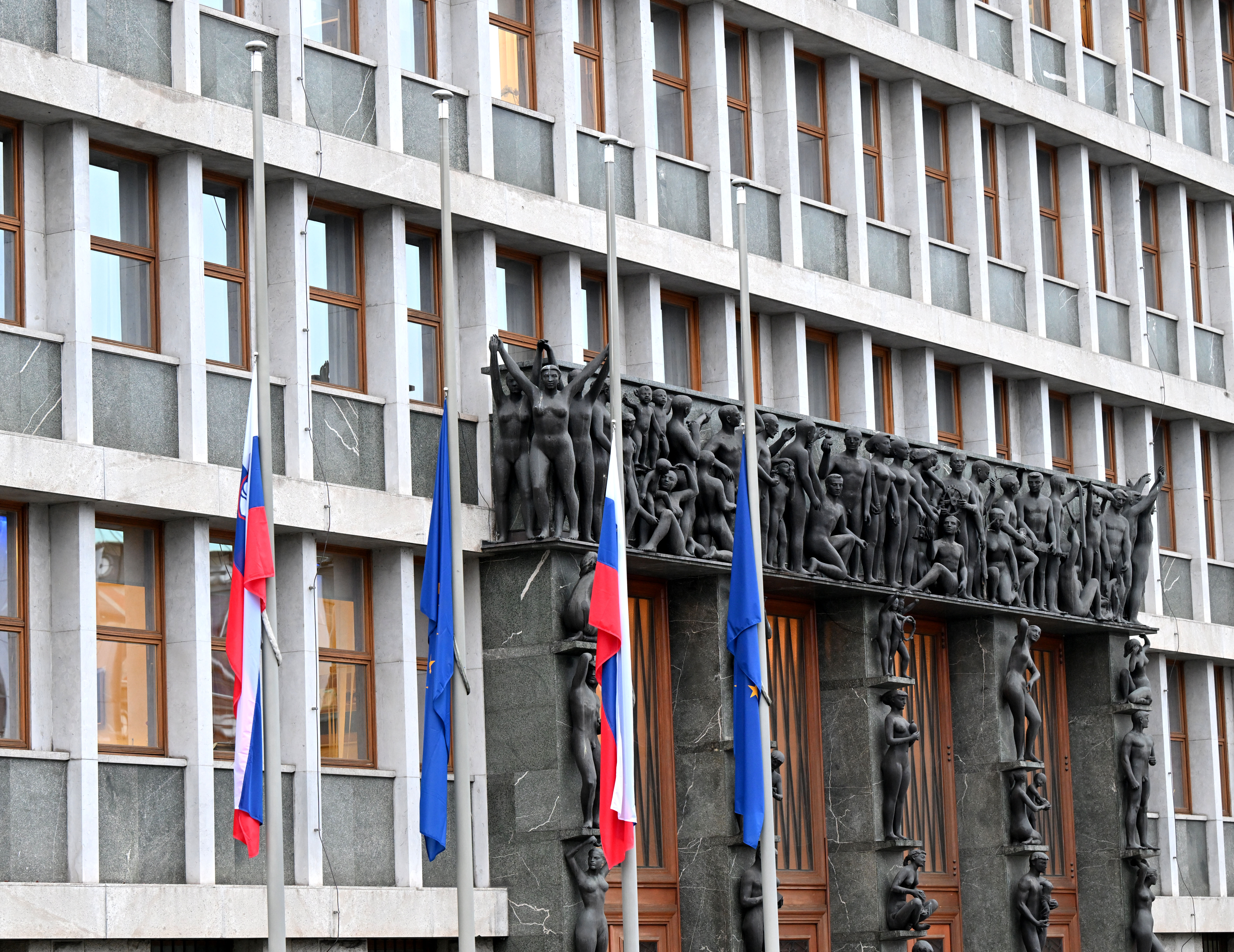 Zastave na poslopjih državnih ustanov so danes spuščene na pol droga. (Foto: Žiga Živulović jr./BOBO)