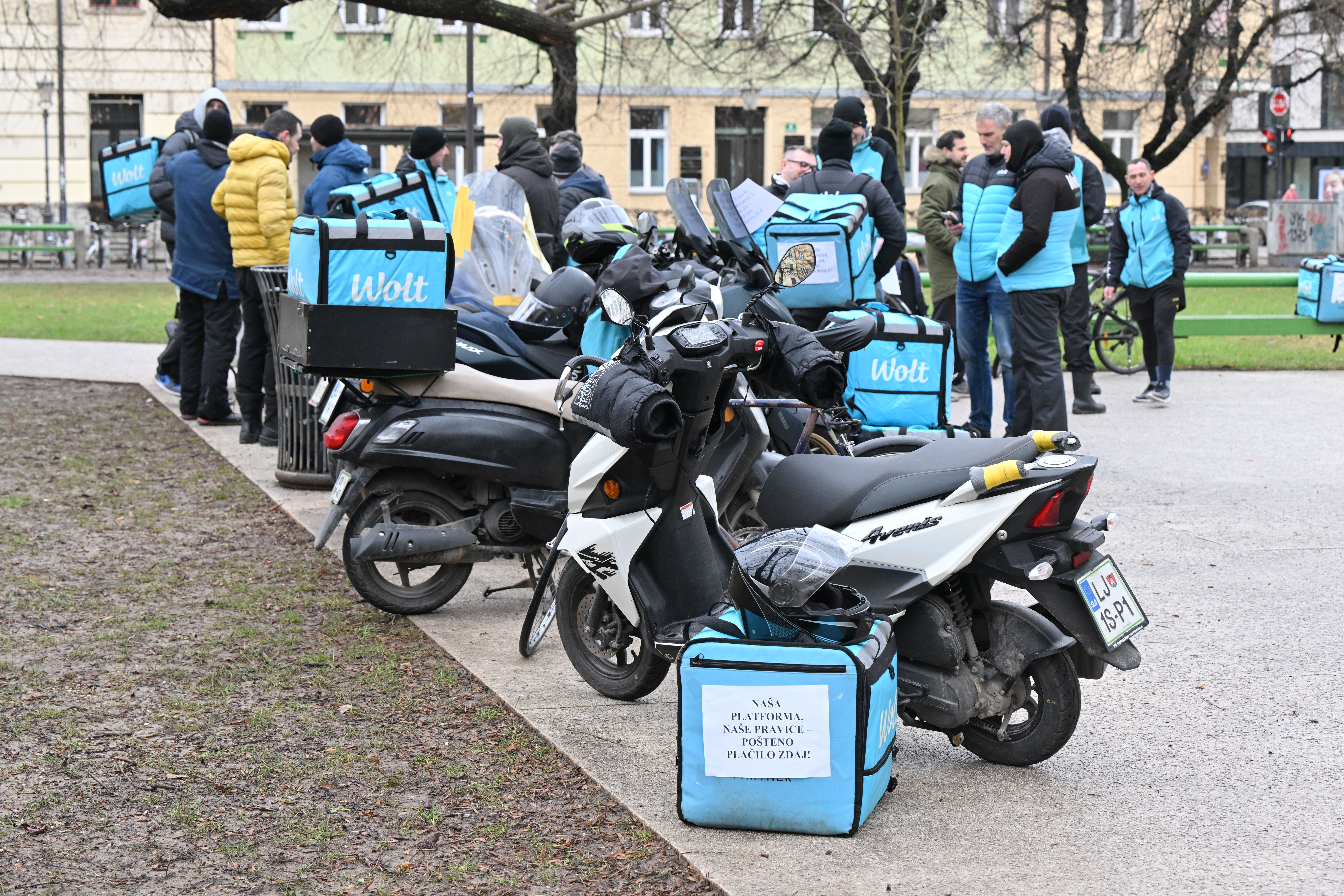 wolt, dostavljalci, tihi štrajk, miklošičev park