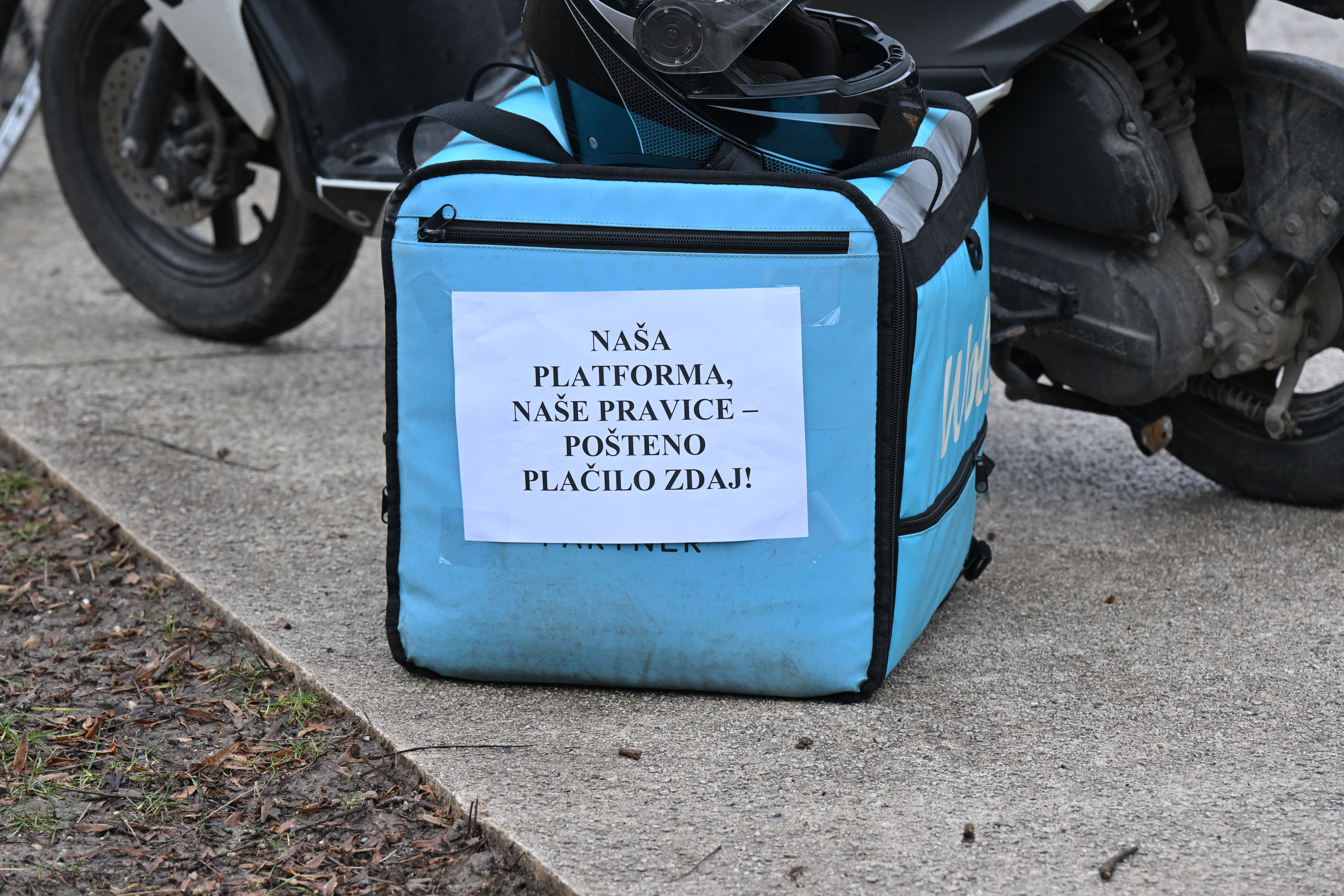 wolt, dostavljalci, tihi štrajk, miklošičev park