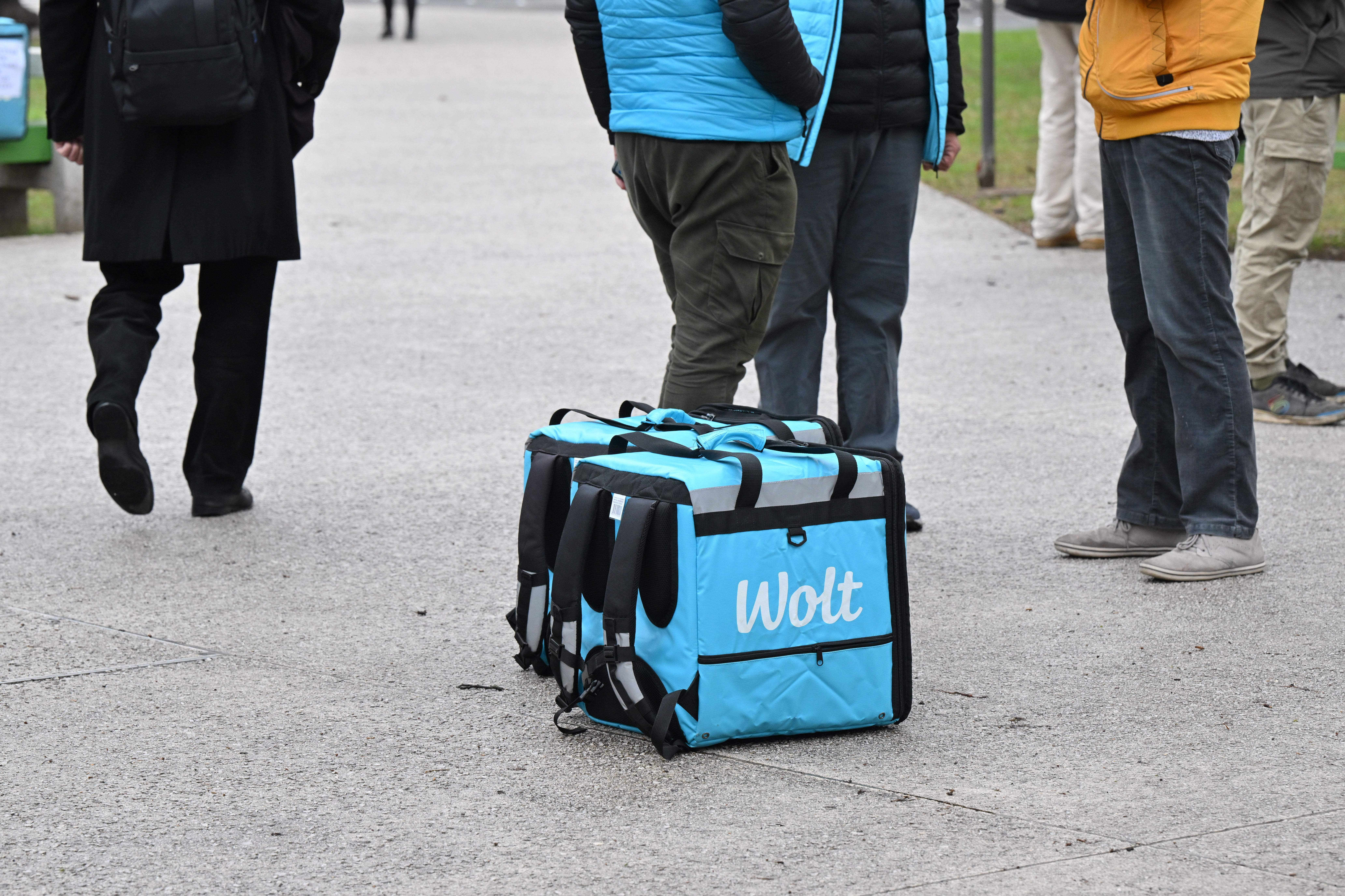 wolt, dostavljalci, tihi štrajk, miklošičev park