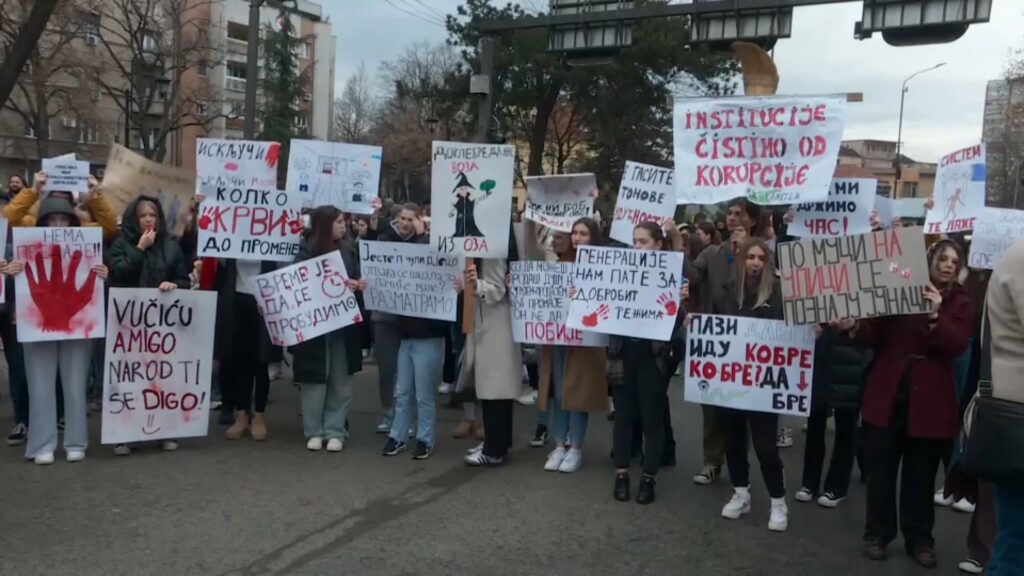 Protest pred sedežem vlade v Beogradu (Foto: N1 Srbija)