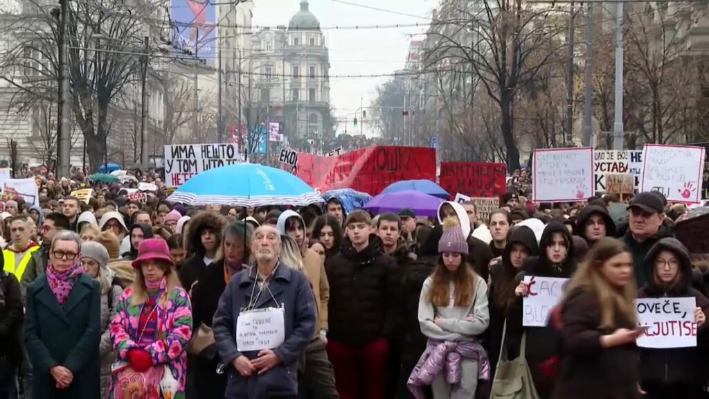 Protest pred sedežem vlade v Beogradu (Foto: N1 Srbija)
