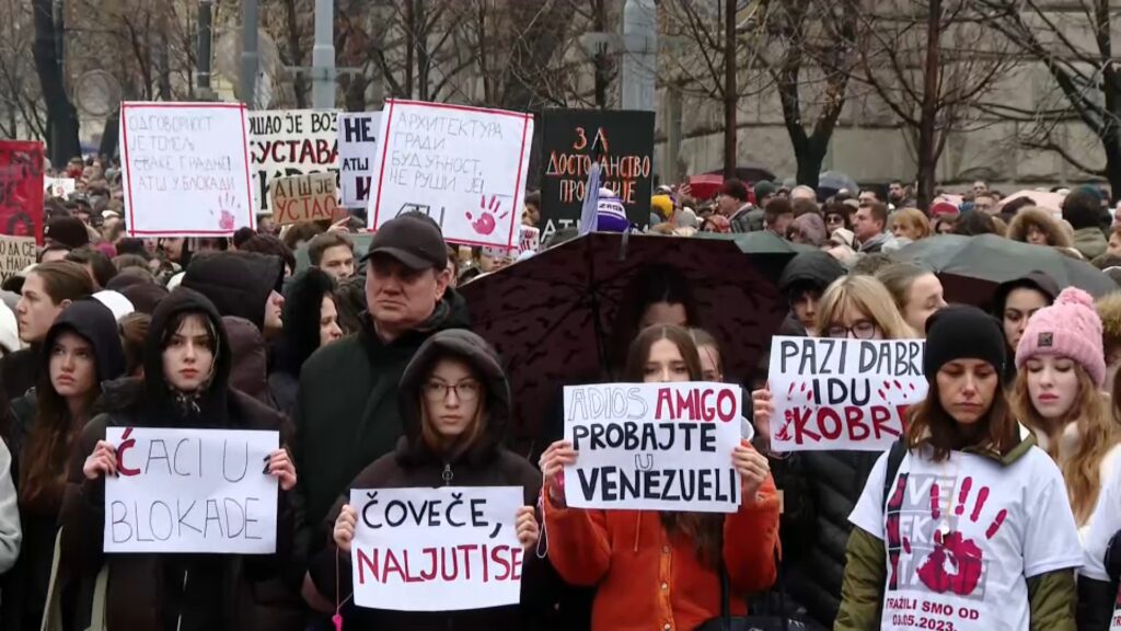 Protest pred sedežem vlade v Beogradu (Foto: N1 Srbija)