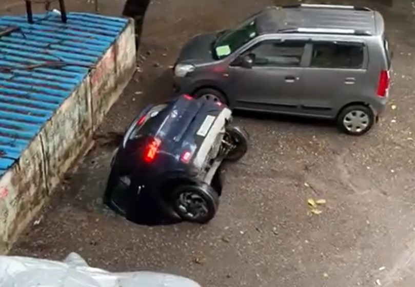 avto, Indija, pogrezanje, viralno