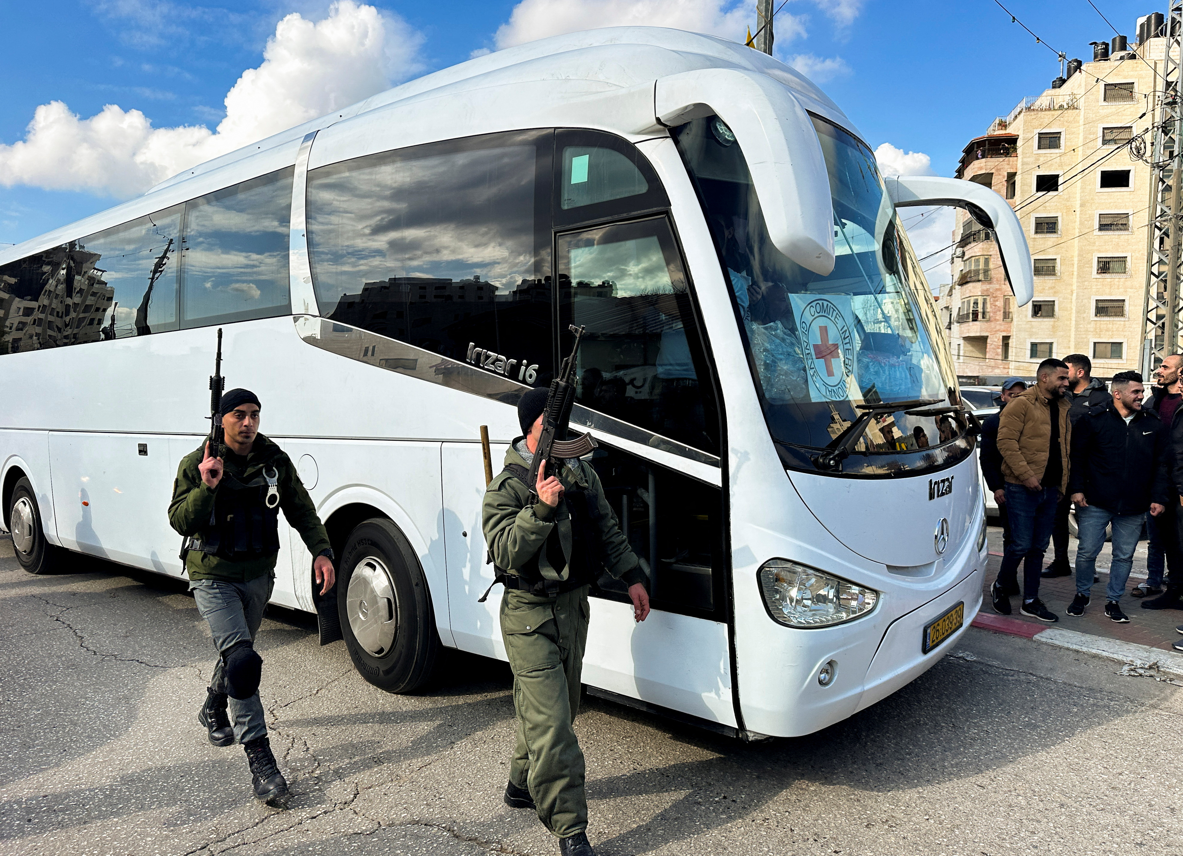 Izrael je v zameno za štiri talke iz zaporov izpustil 200 palestinskih zapornikov (Foto: Ali Sawafta/REUTERS)