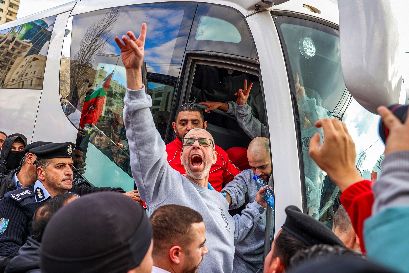 Izpuščeni Palestinci ob prihodu v Ramalo na okupiranem Zahodnem bregu. (Foto: Profimedia)
