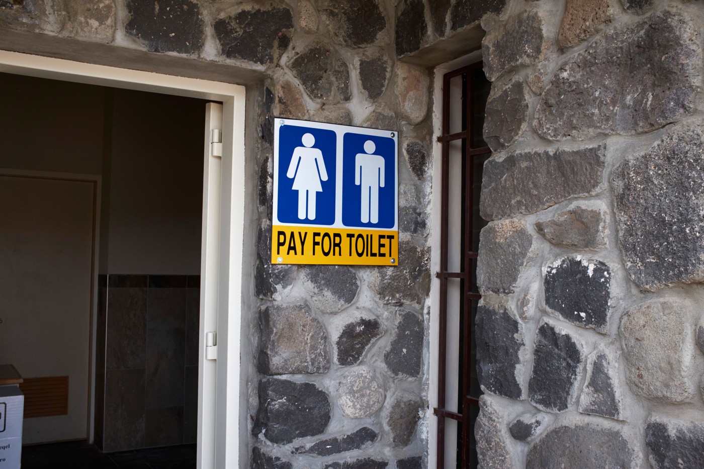 Plačljivo stranišče