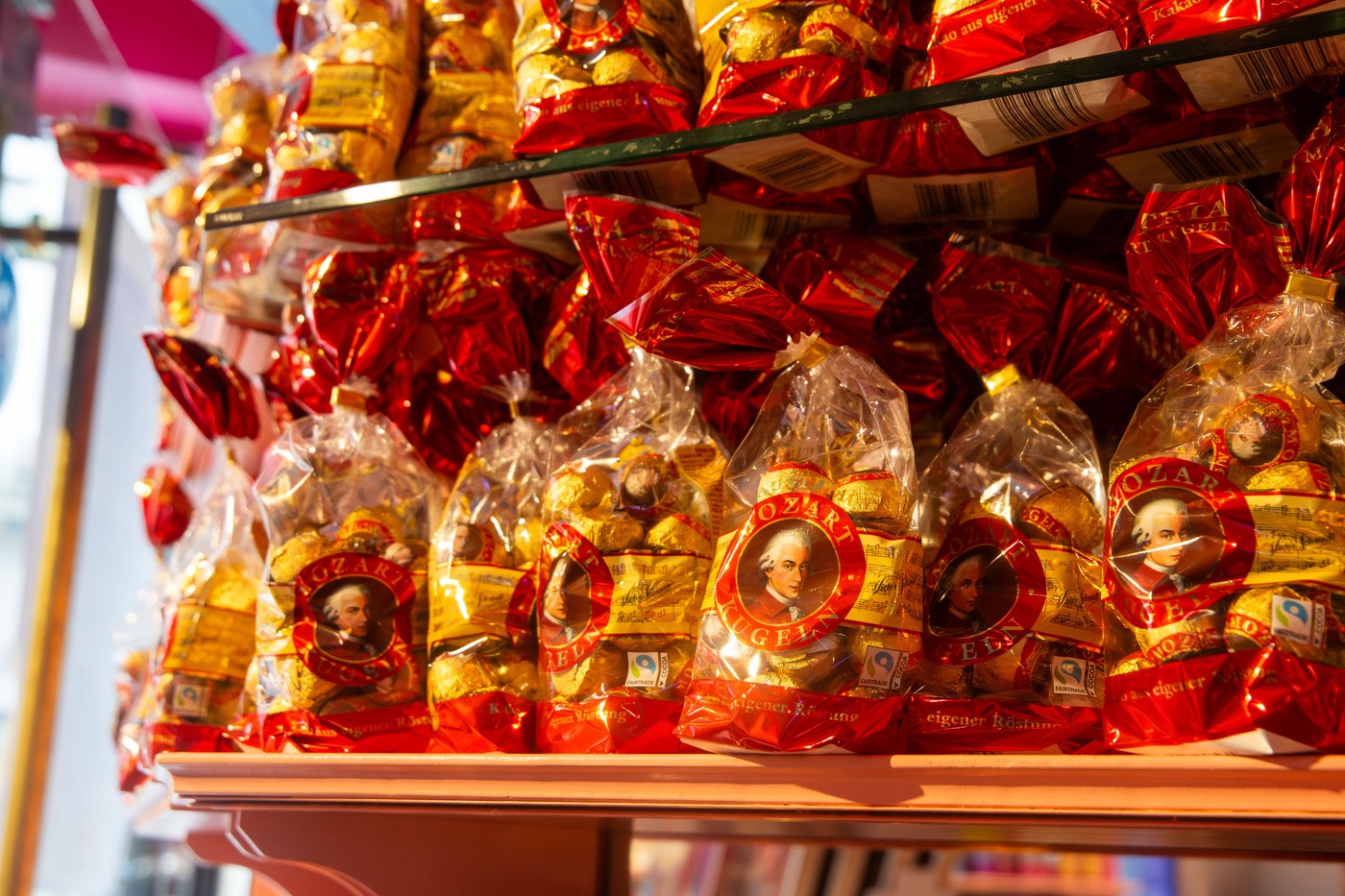 Nahaufnahme von Mozartkugeln in einem Geschäft in der berühmten Getreidegasse in Salzburg *** Close-up of Mozartkugeln i