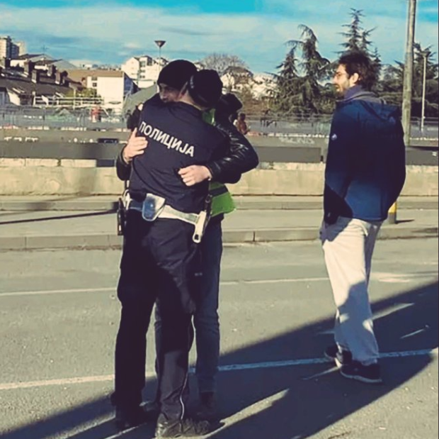 fotografija, srbija, objem, policaj, študent, protest