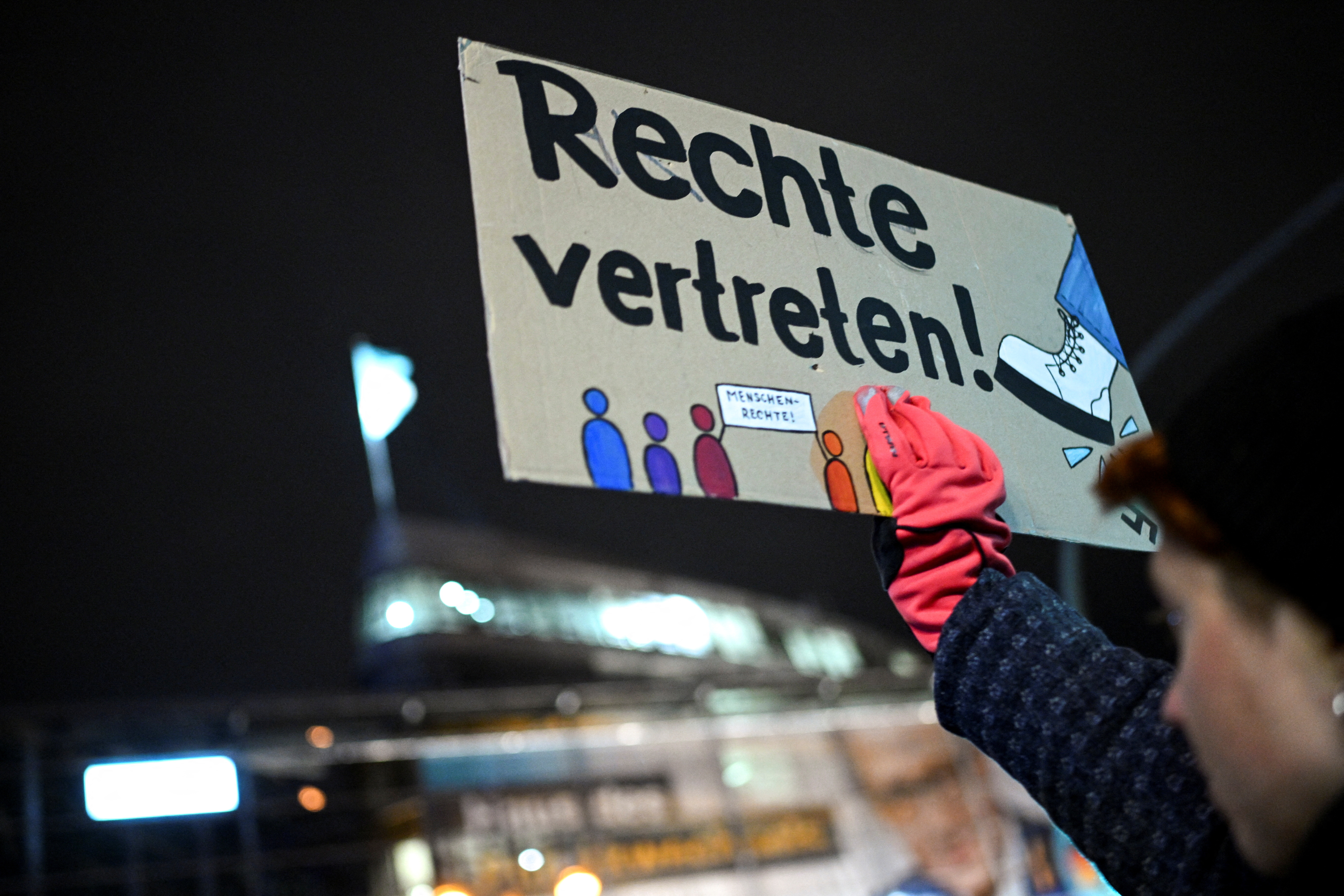 Pred sedežem CDU v Berlinu je ob tem potekal protest (Foto: Annegret Hilse/REUTERS)