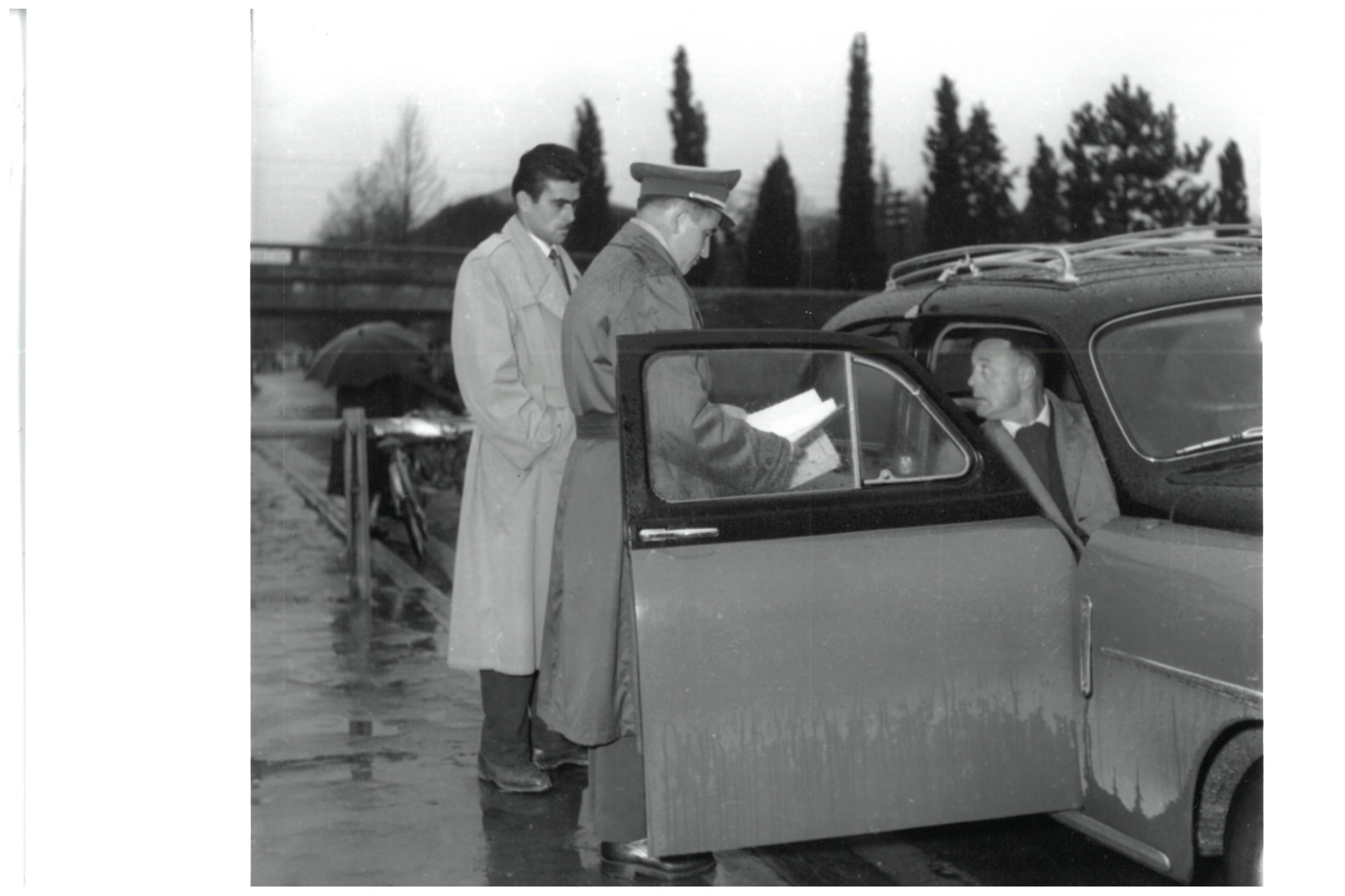 Carinik pregleduje dokumente na mednarodnem mejnem prehodu v Rožni dolini leta 1958 (Foto: Fototeka Goriškega muzeja)