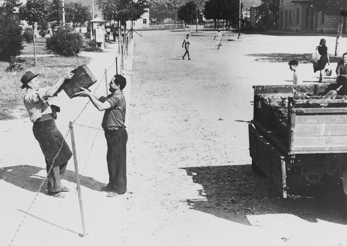 Meščani si le nekaj dni po razmejitvi podajajo dobrine čez mejno bodečo žico (Foto: PROFIMEDIA)