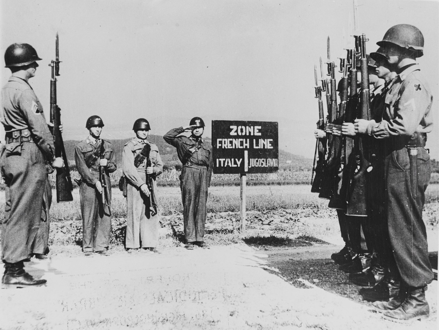 Italijanski karabinjerji salutirajo odhajajočim zavezniškim vojakom, ki zapuščajo novo mejno črto na Goriškem (Foto: PROFIMEDIA) 