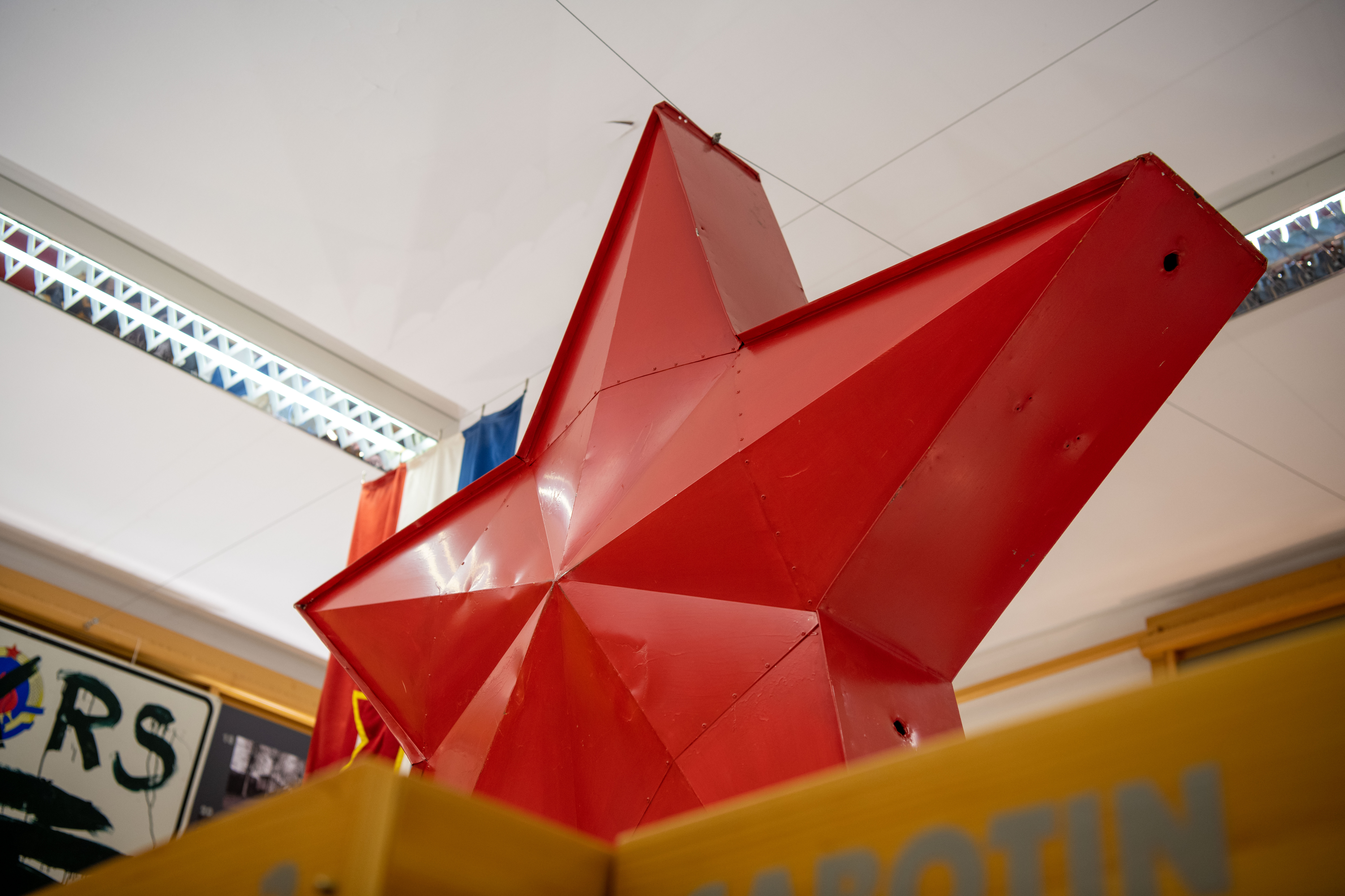 Rdeča zvezda z vrha novogoriške železniške postaje (Foto: Denis Sadiković/N1)