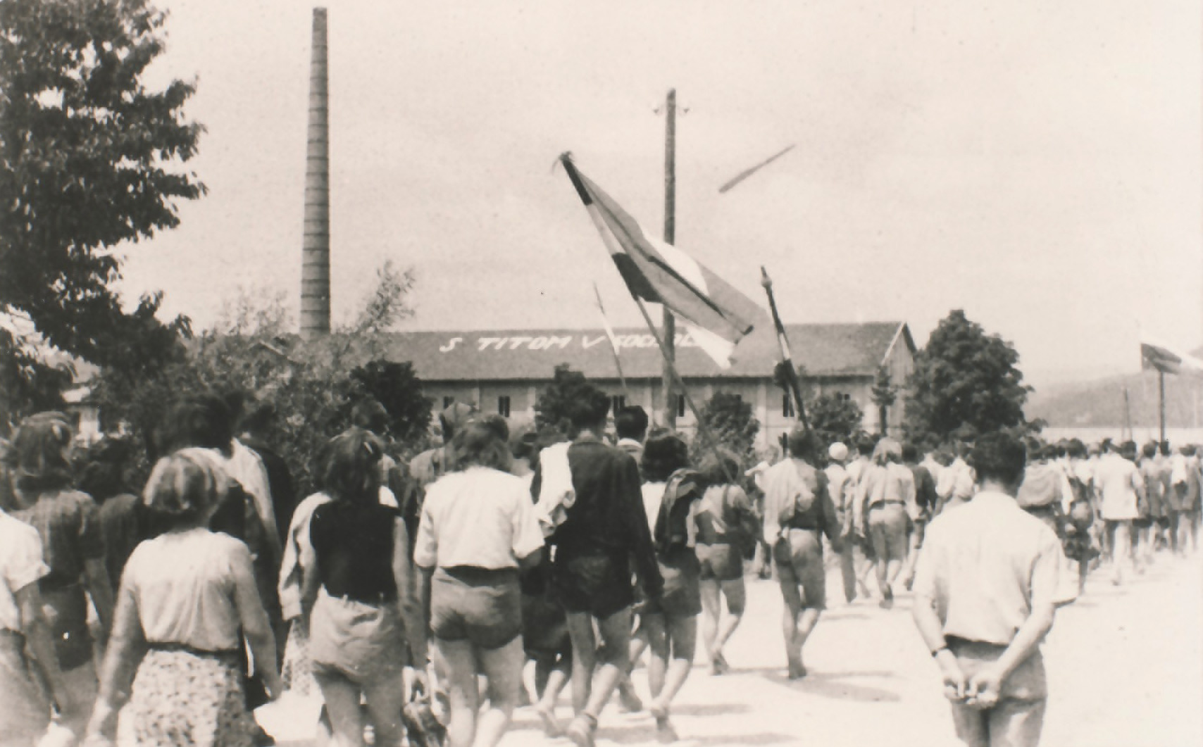 Brigadirji korakajo proti frnaži (Foto: Fototeka Goriškega muzeja)