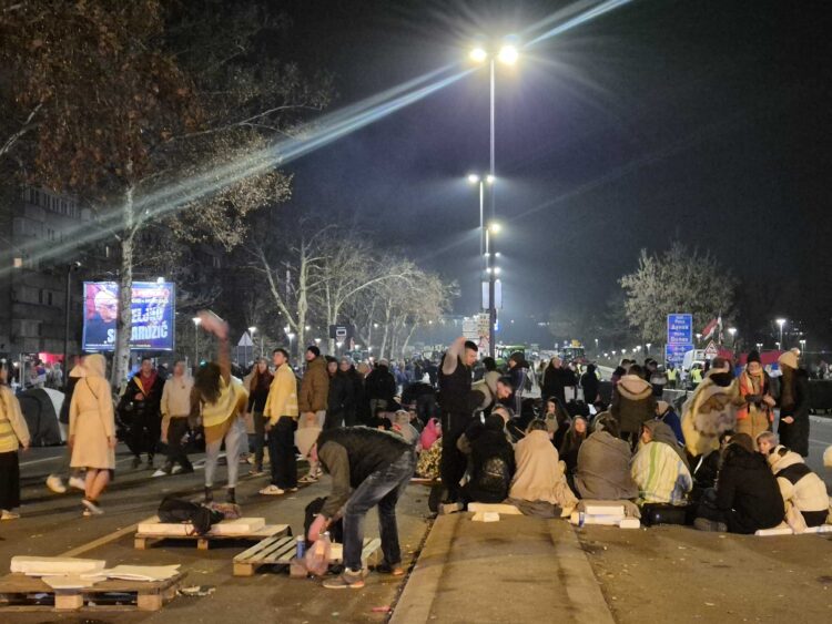 Nočna blokada študentov v Novem Sadu (Foto: Lea Apro/N1)
