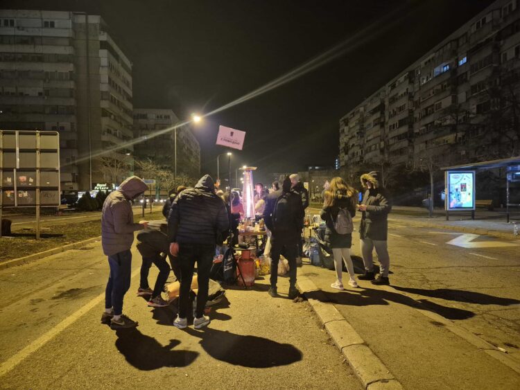 Nočna blokada študentov v Novem Sadu (Foto: Lea Apro/N1)