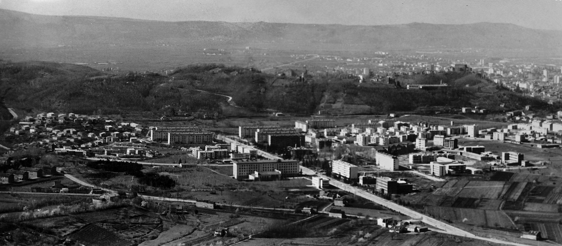 Pogled na Novo Gorico s terase Gostilne Kekec na Sveti Katarini v 60. letih (Foto: Fototeka Goriškega muzeja)