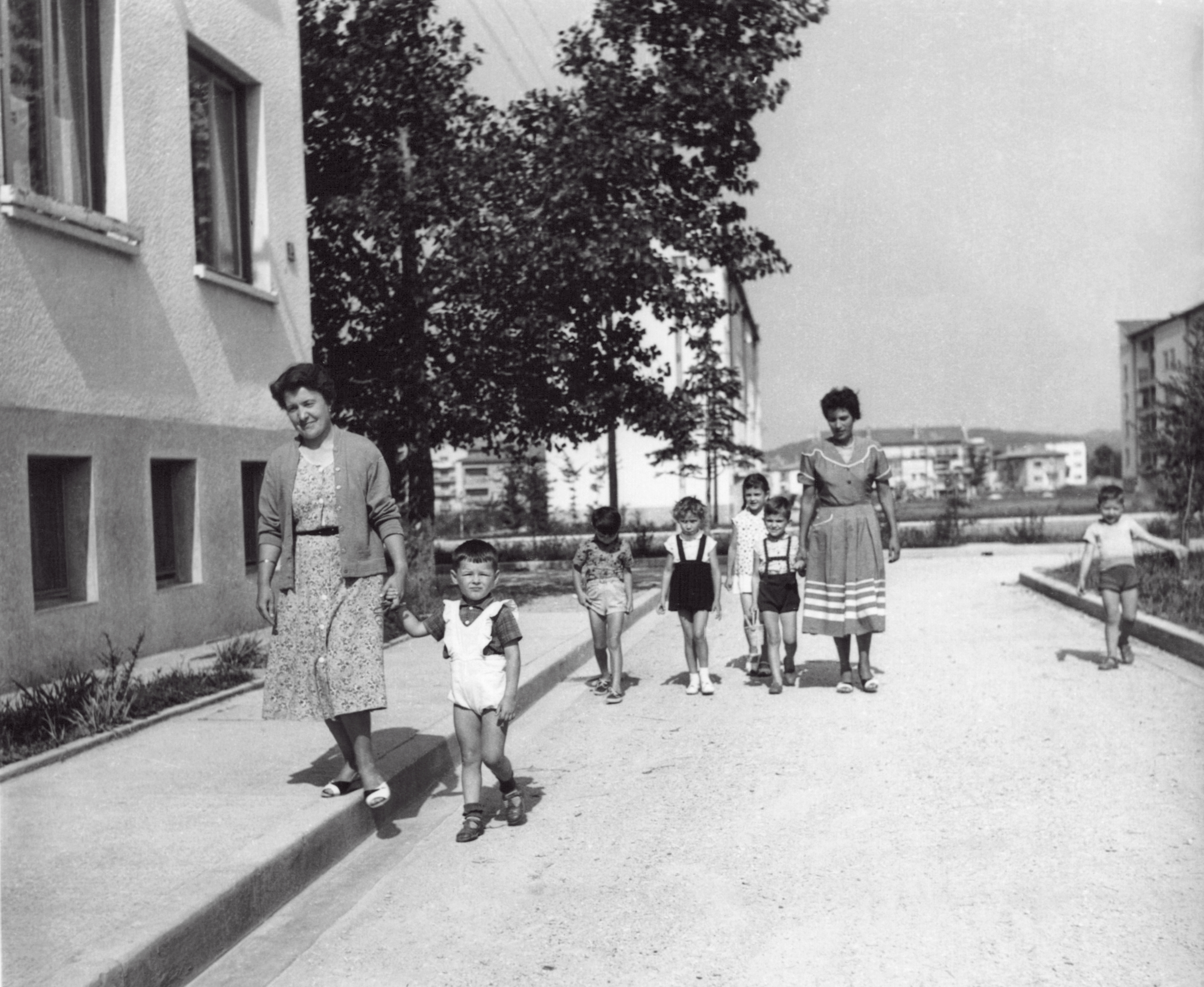 Otroci in vzgojiteljici pred vrtcem v ruskem bloku leta 1958 (Foto: Fototeka Goriškega muzeja)