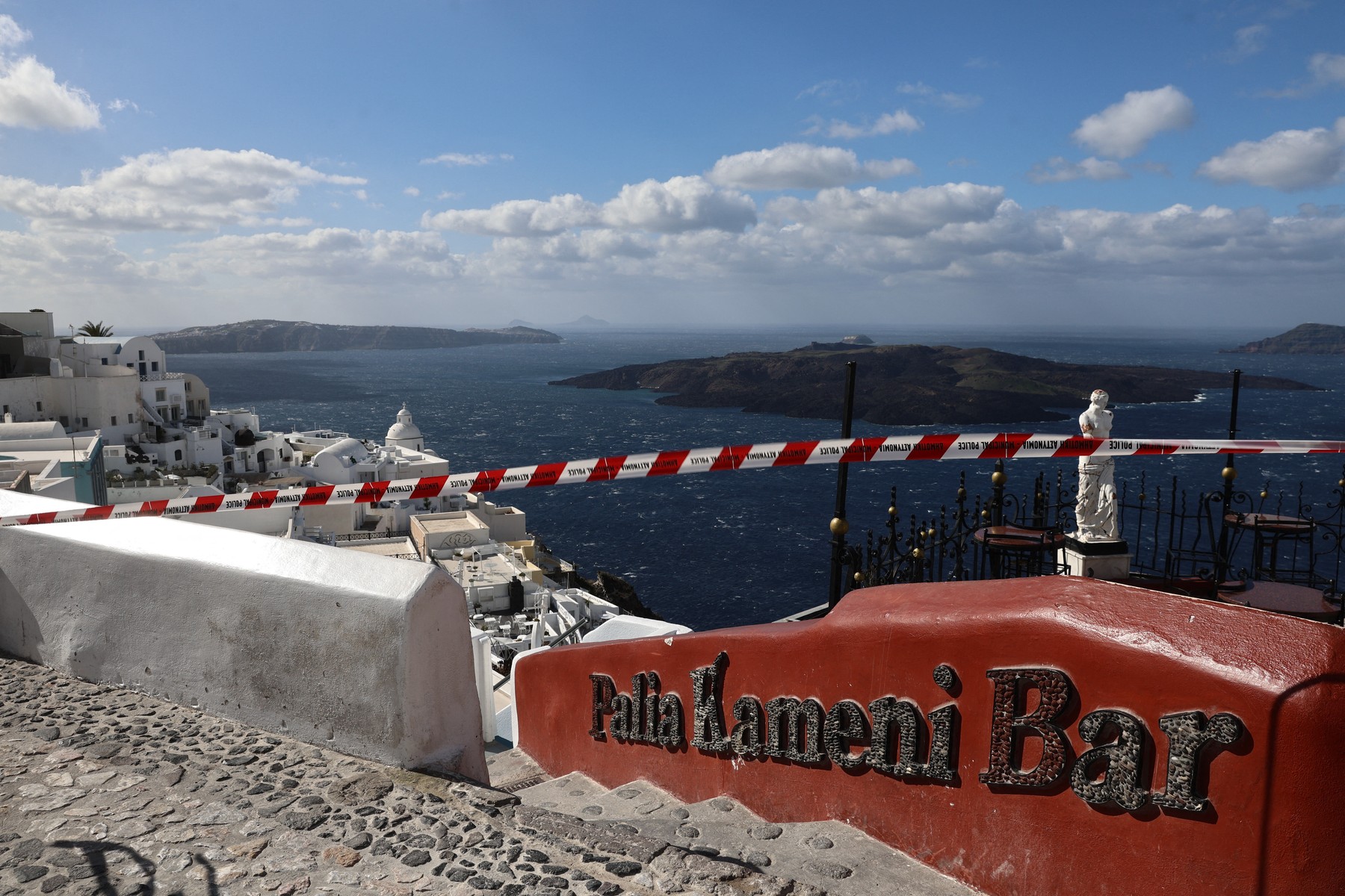 Fleeing Santorini: Tremors shake the island amid growing earthquake fears
