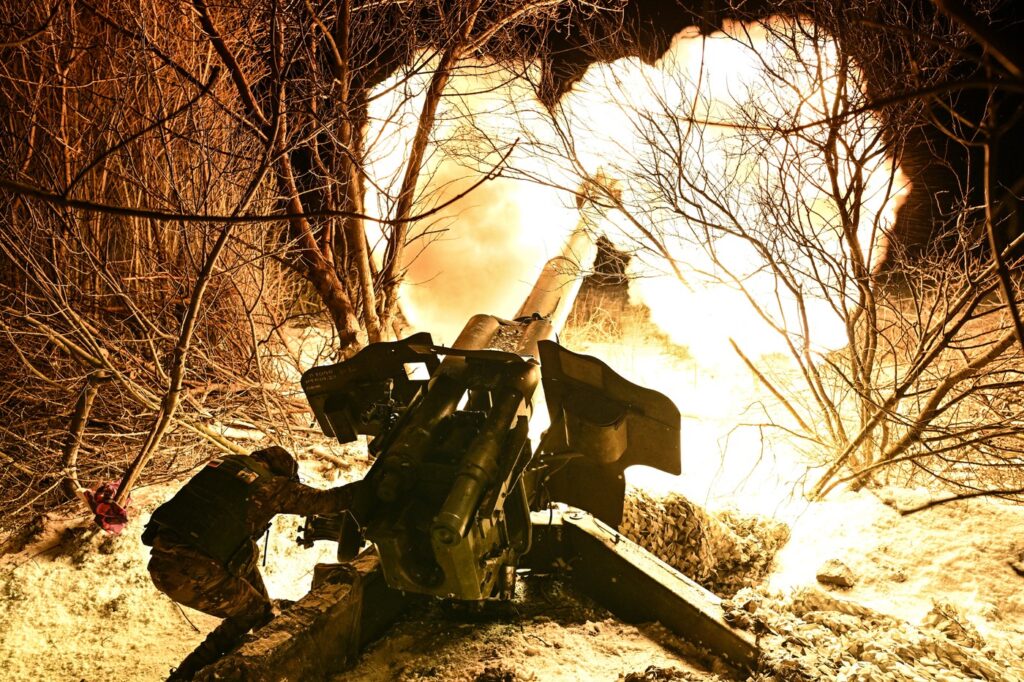 Ruski vojak strelja s topom v regiji Kursk (Foto: PROFIMEDIA)