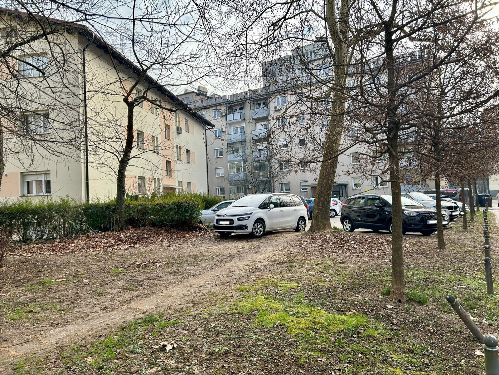 Težave s parkiranjem v Ljubljani, Šiška (Foto: N1)