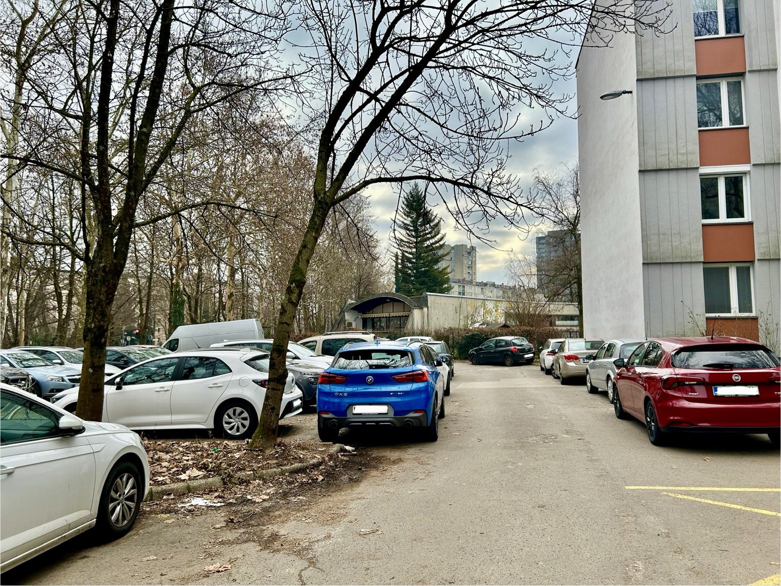 Težave s parkiranjem v Ljubljani, Bežigrad (Foto: N1)