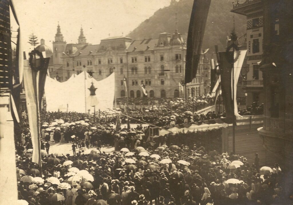 1738936843-Ljubljana_-_odkritje_spomenika_Francetu_Presernu_10._9._1905-1024x718.jpg