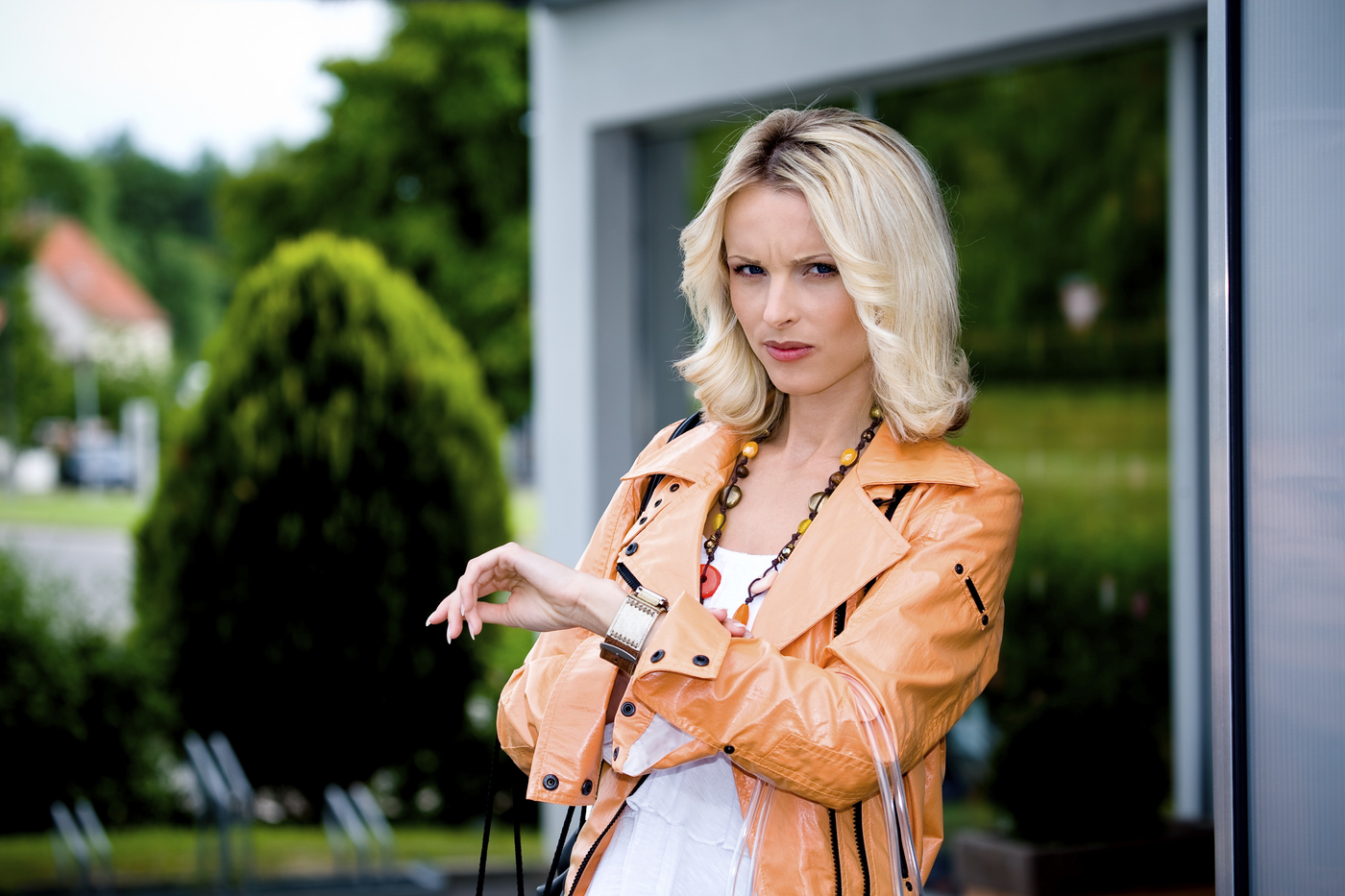 nestrpna, čakajoča, ženska, gleda na uro, zamujanje, zamuda