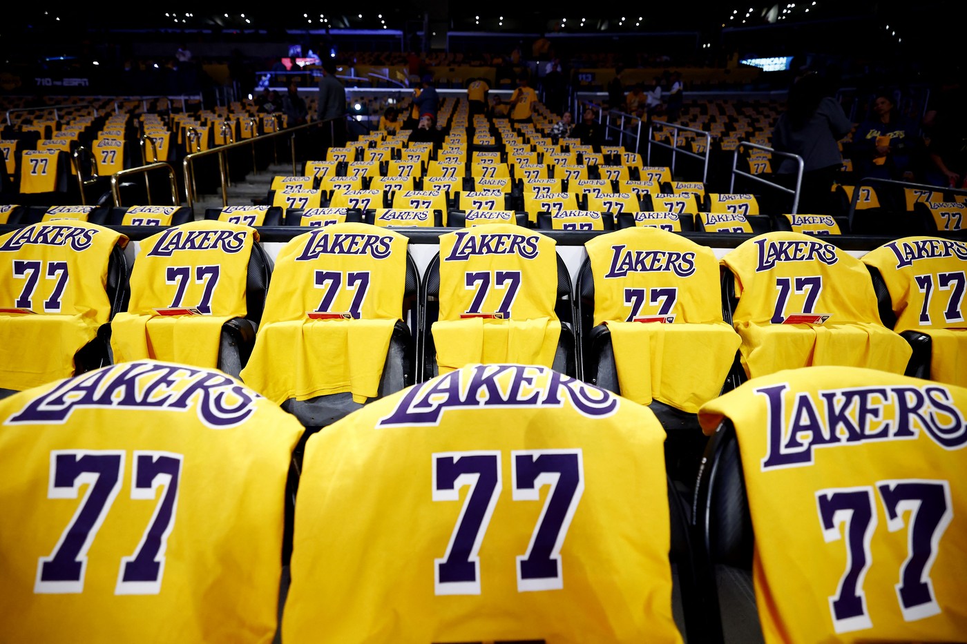 Los Angeles Lakers, dvorana, dresi